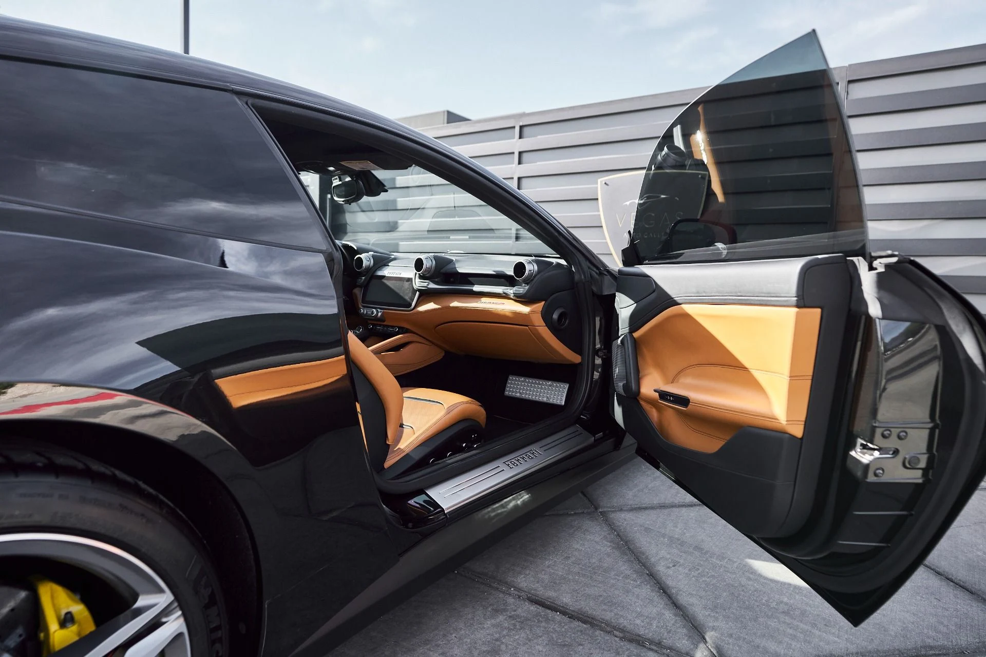 mph027_1258155922_Used_2018_Ferrari_GTC_4_Lusso_V12_1764210147_054c2f5279