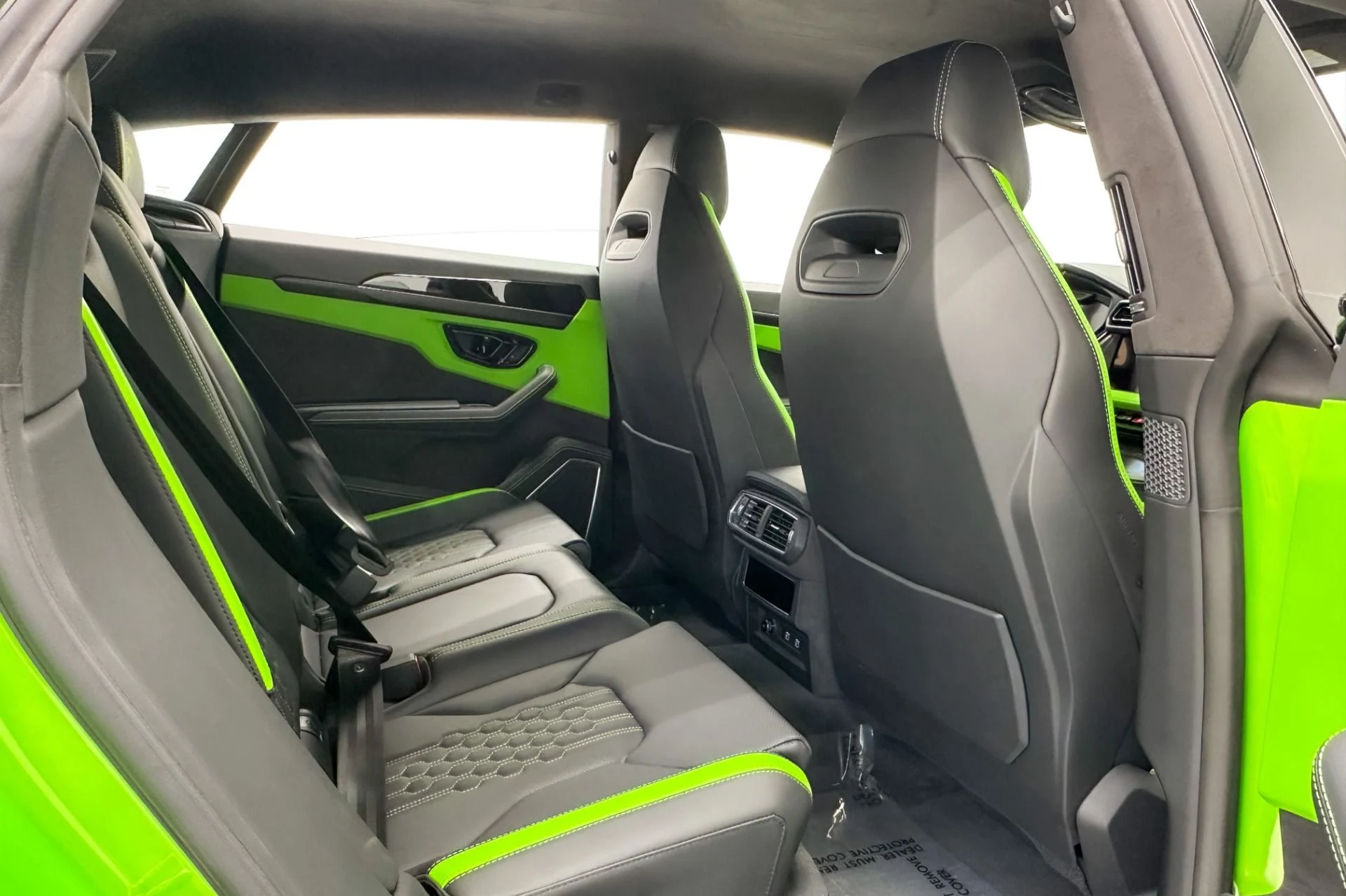 mph027_1270339915_Used_2025_Lamborghini_Urus_SE_Bicolor_Sportive_Interior_870_Miles_789_Horsepower_1772047761_63fdae4248