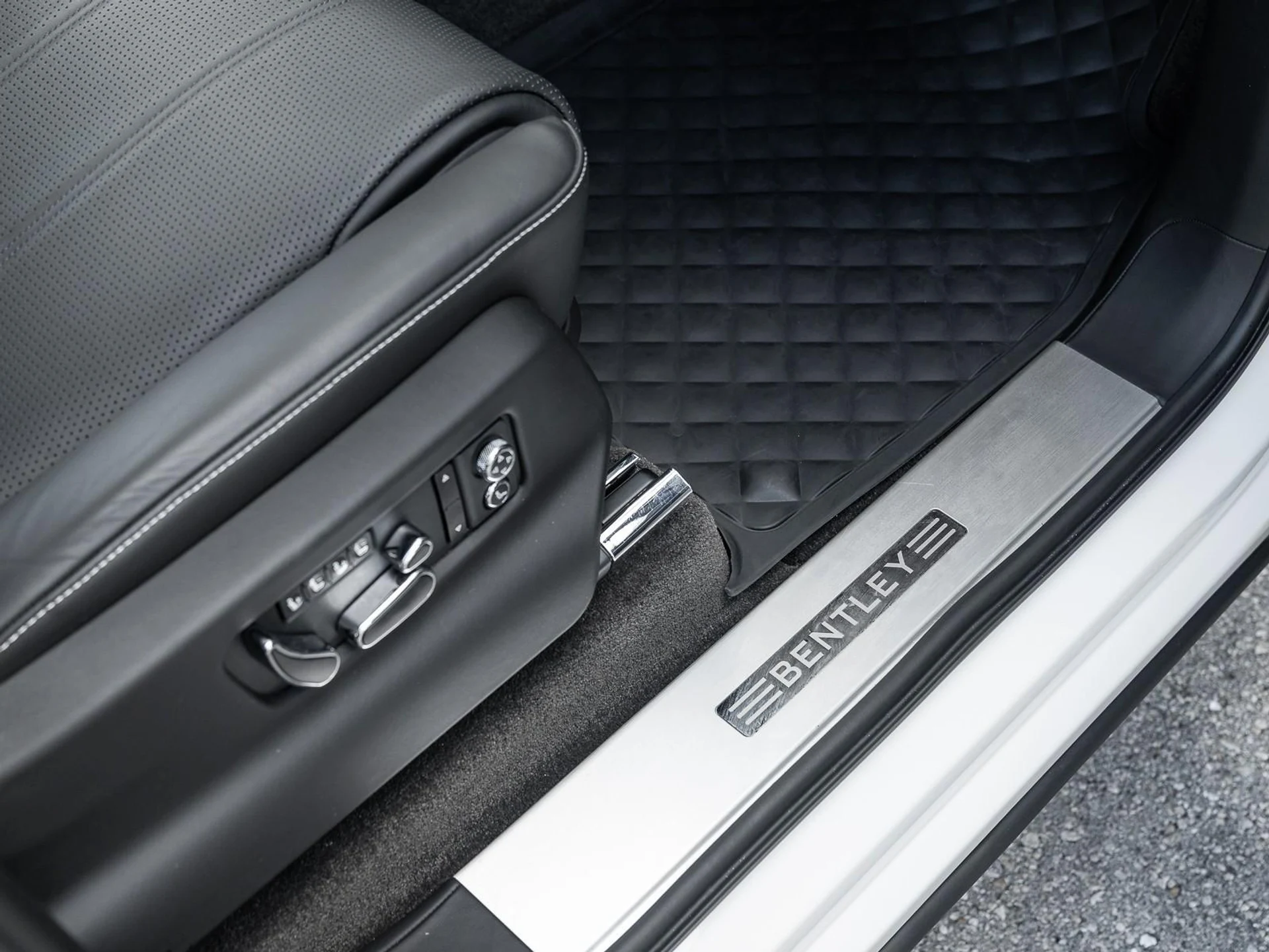 mph027_1283444838_Used_2018_Bentley_Bentayga_W12_Signature_1761171405_5c2e6a7e86