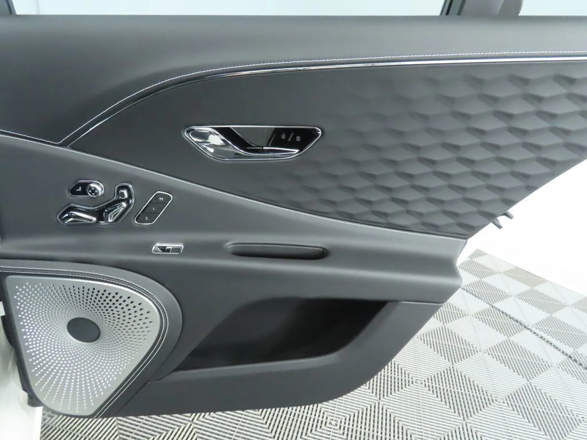 mph027_1304112897_used_2025_bentley_flying_spur_speedsedan_8119_22969403_28_1024_e7e0ada51b