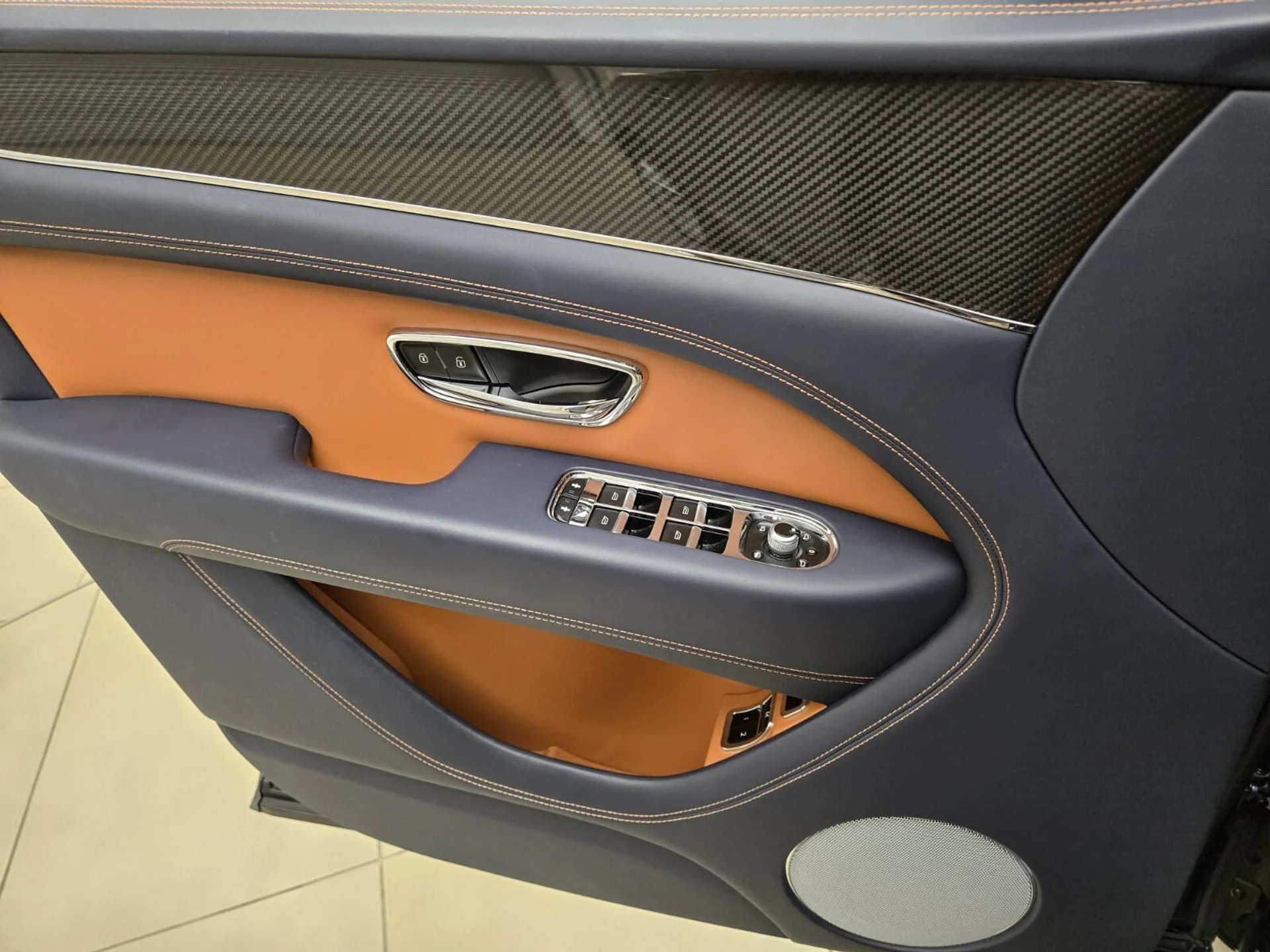 mph027_1347102435_Used_2022_Bentley_Bentayga_V8_1770273850_3e4a0a3afd