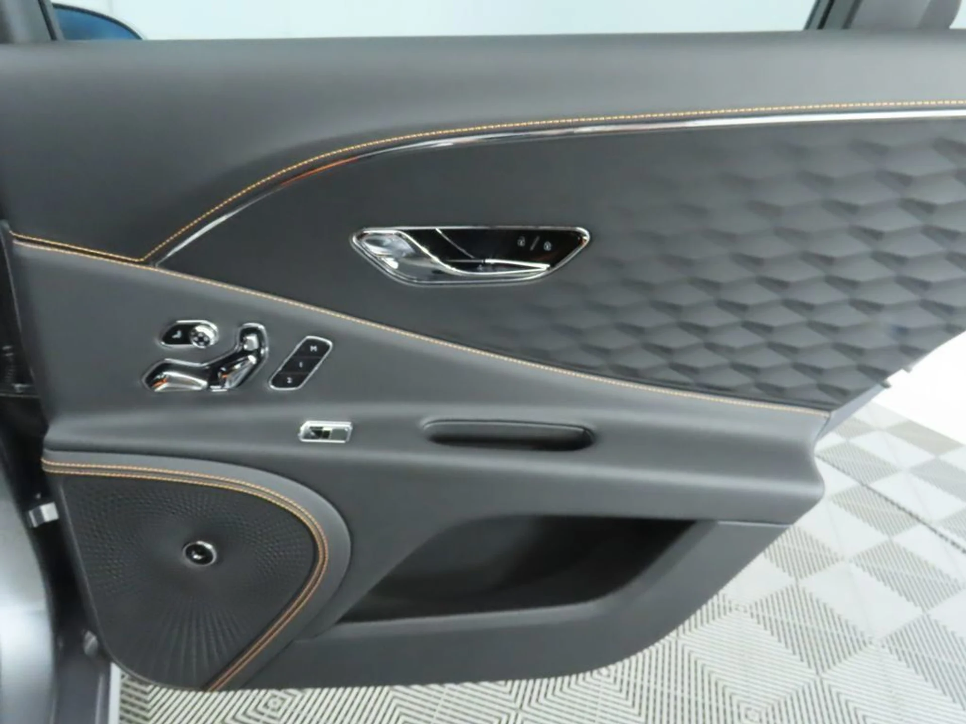 mph027_138645839_new_2025_bentley_flying_spur_speedsedan_8119_22908719_28_1024_be77789259