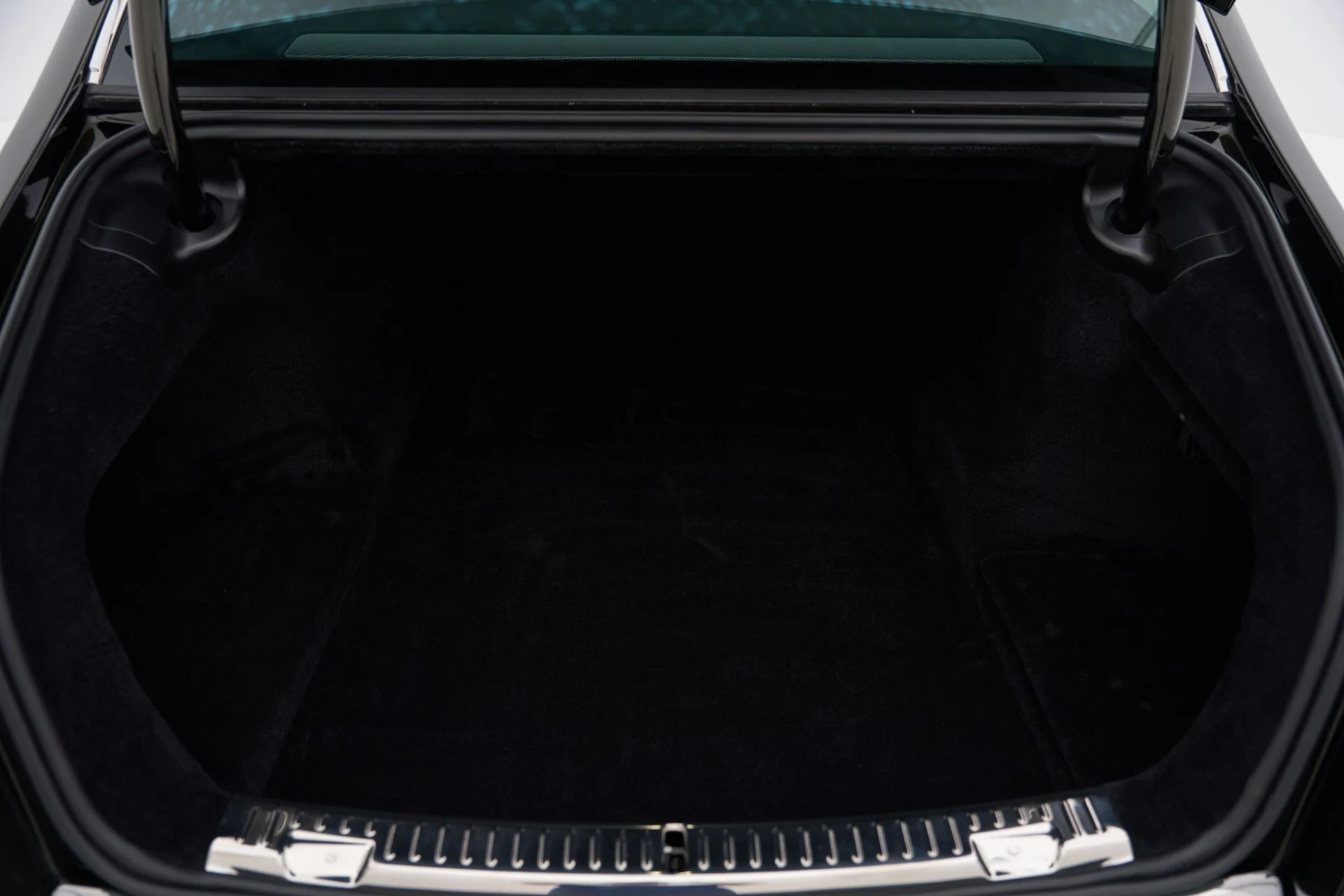 mph027_13878120_Used_2026_Rolls_Royce_Phantom_Base_1792615178_7927103122