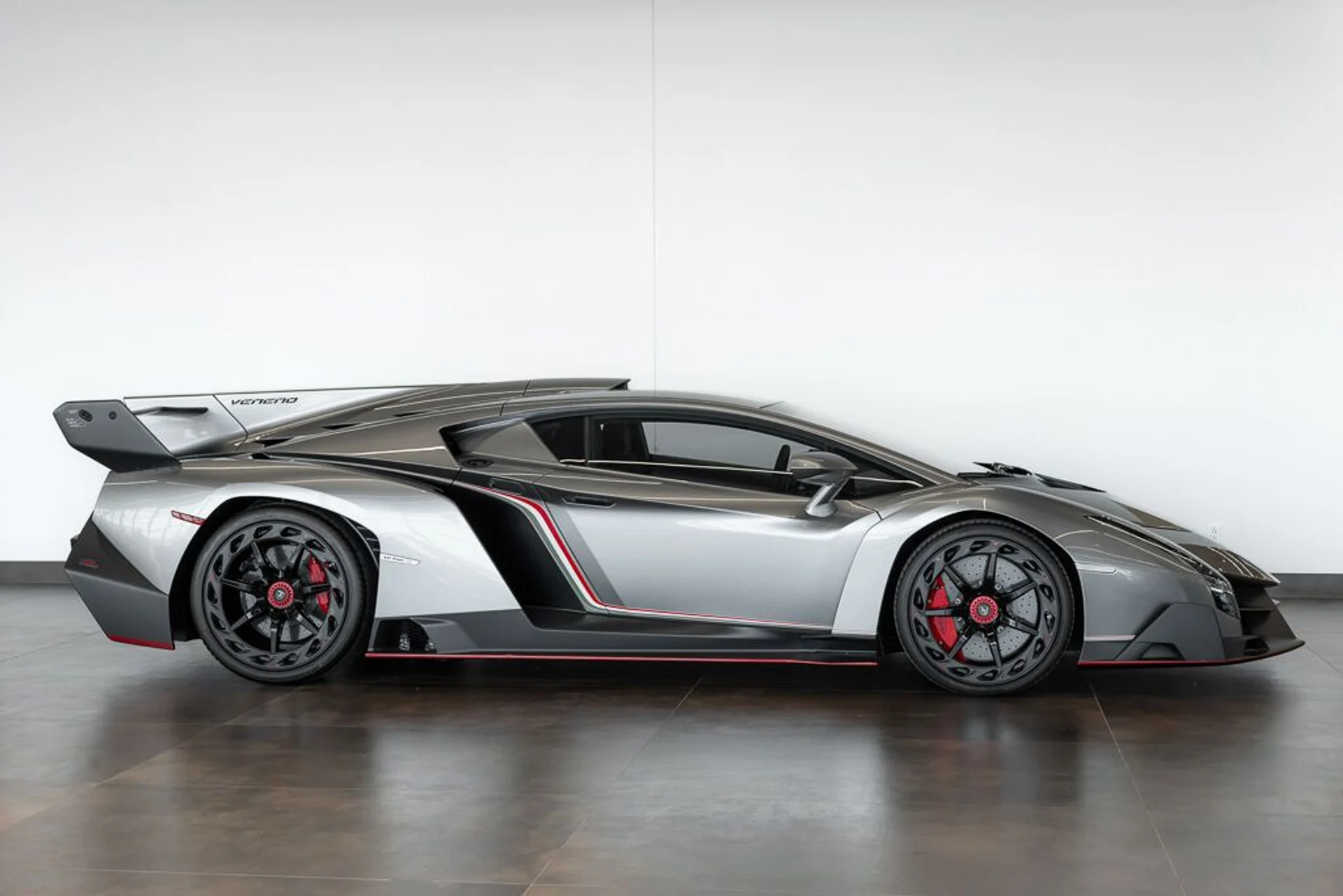 mph027_1400693510_lamborghini_veneno_2014_jpg_v_1779988126_e8a649066b