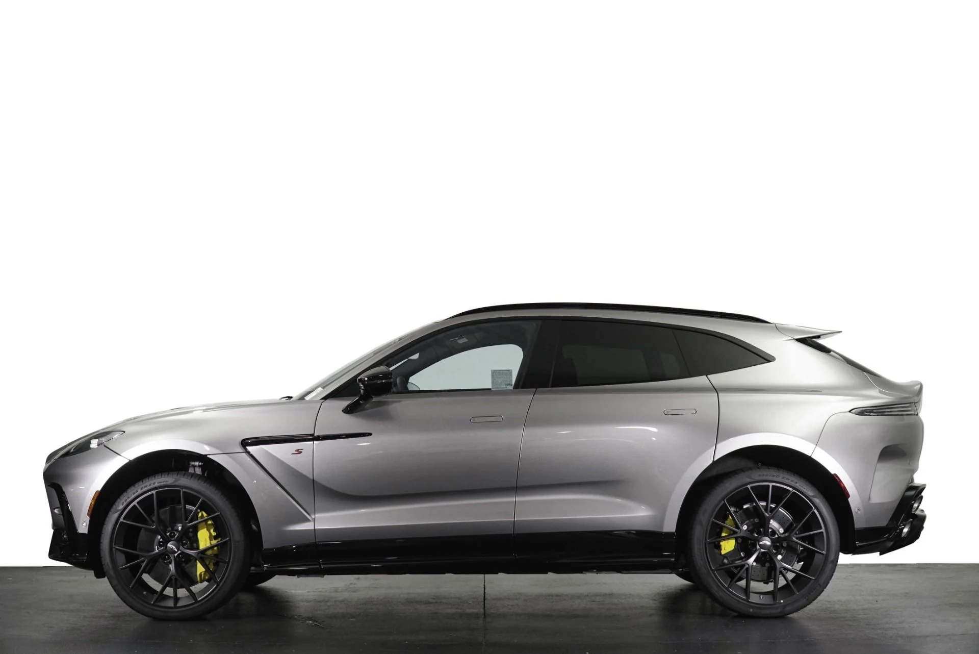 mph027_1406246451_New_2026_Aston_Martin_DBX_S_1790660353_79cea00b18