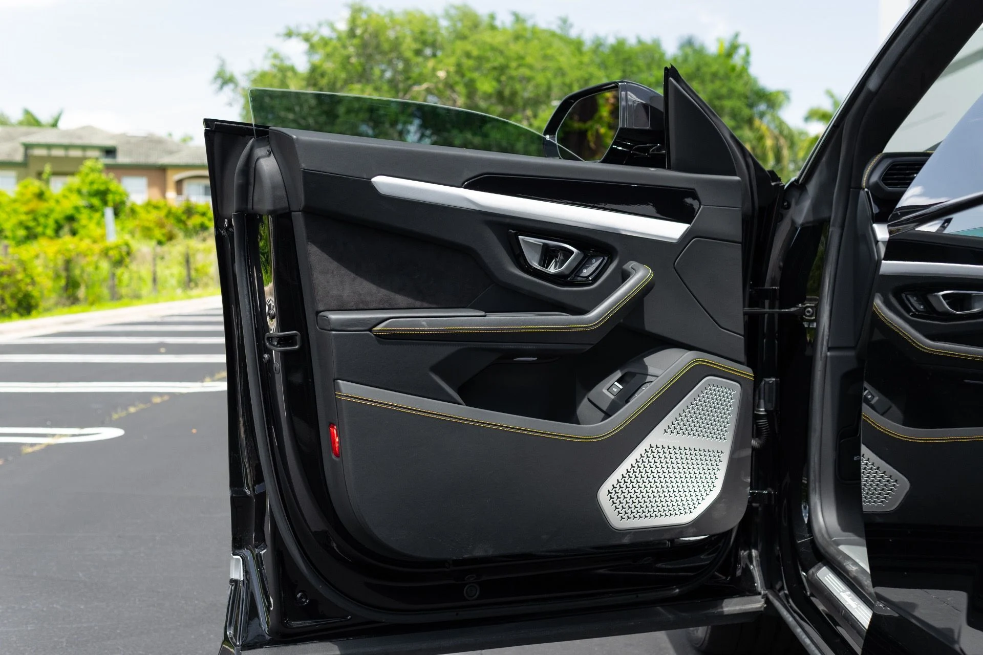 mph027_141046686_Used_2022_Lamborghini_Urus_1776127481_21450a1aeb