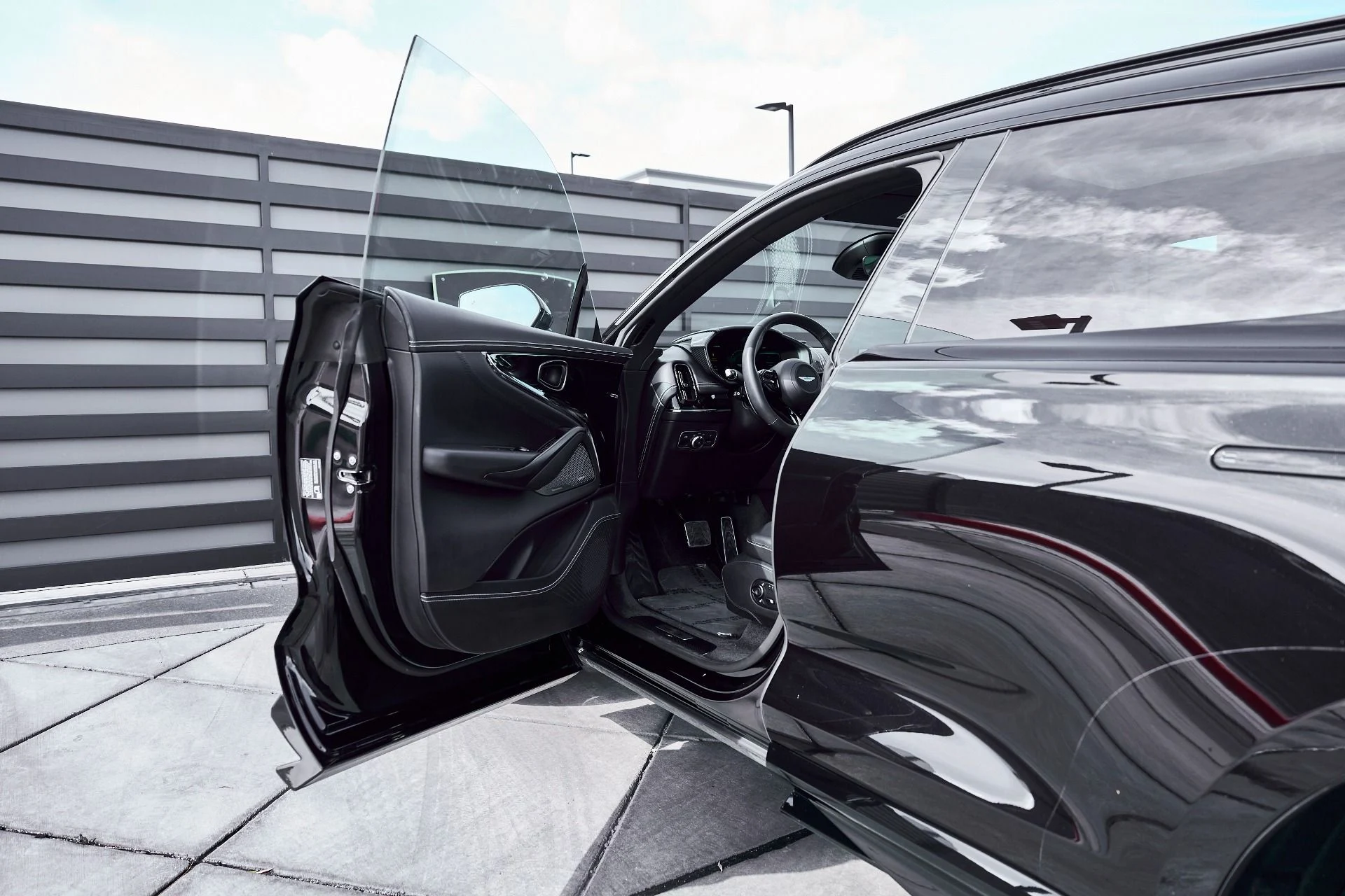 mph027_1426960976_Used_2025_Aston_Martin_DBX_707_1771642278_934cfdefe6