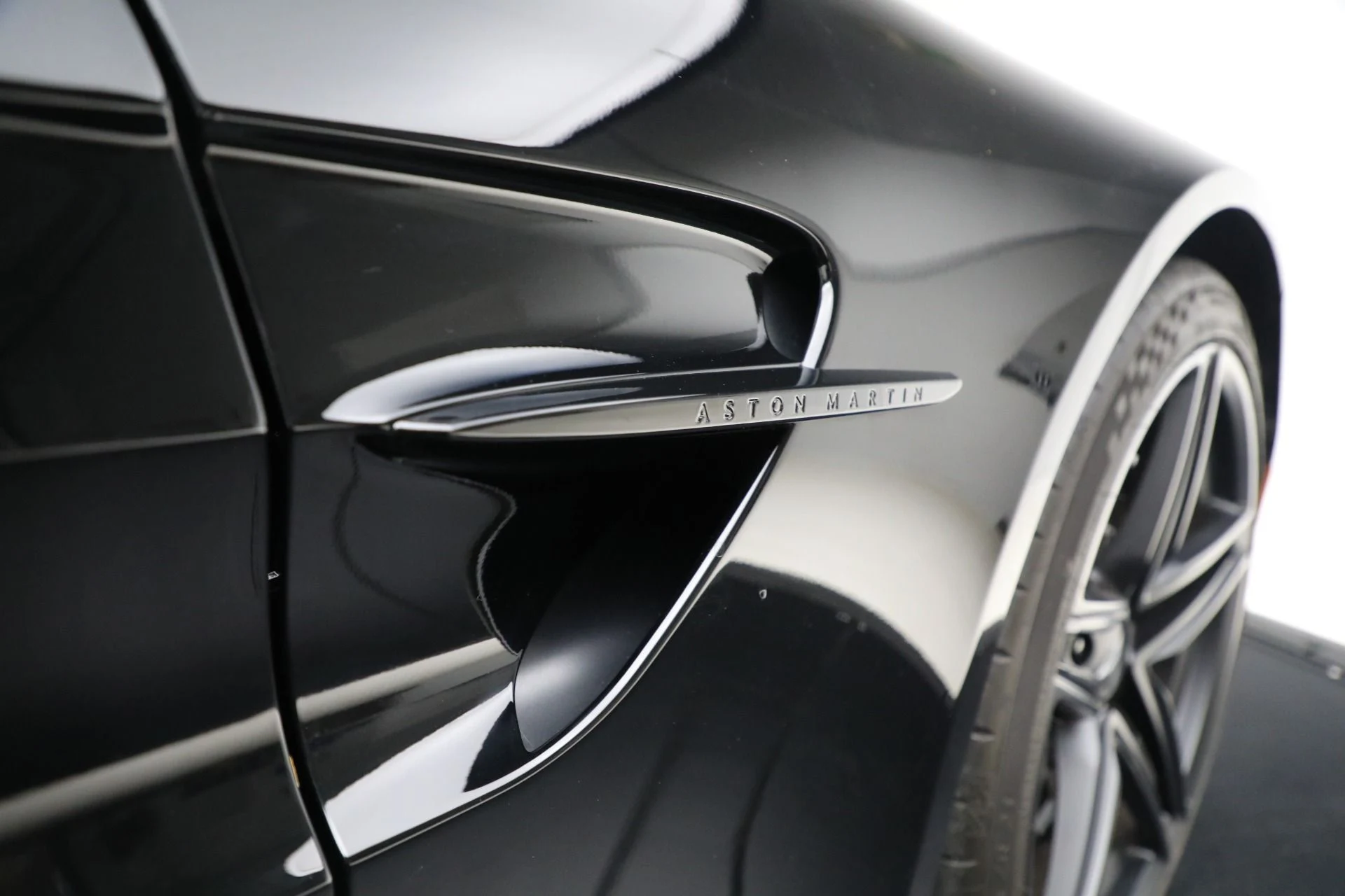 mph027_145081580_Used_2025_Aston_Martin_Vantage_1763143757_007dd95be7