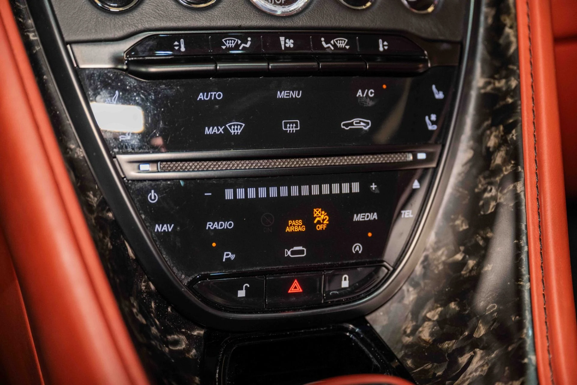 mph027_1456152457_Used_2019_Aston_Martin_DBS_Superleggera_1726670802_581f02e652