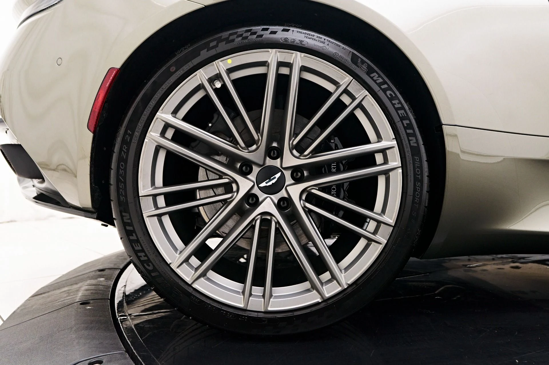 mph027_1501032244_Used_2024_Aston_Martin_DB_12_Volante_1731606794_847bd78087