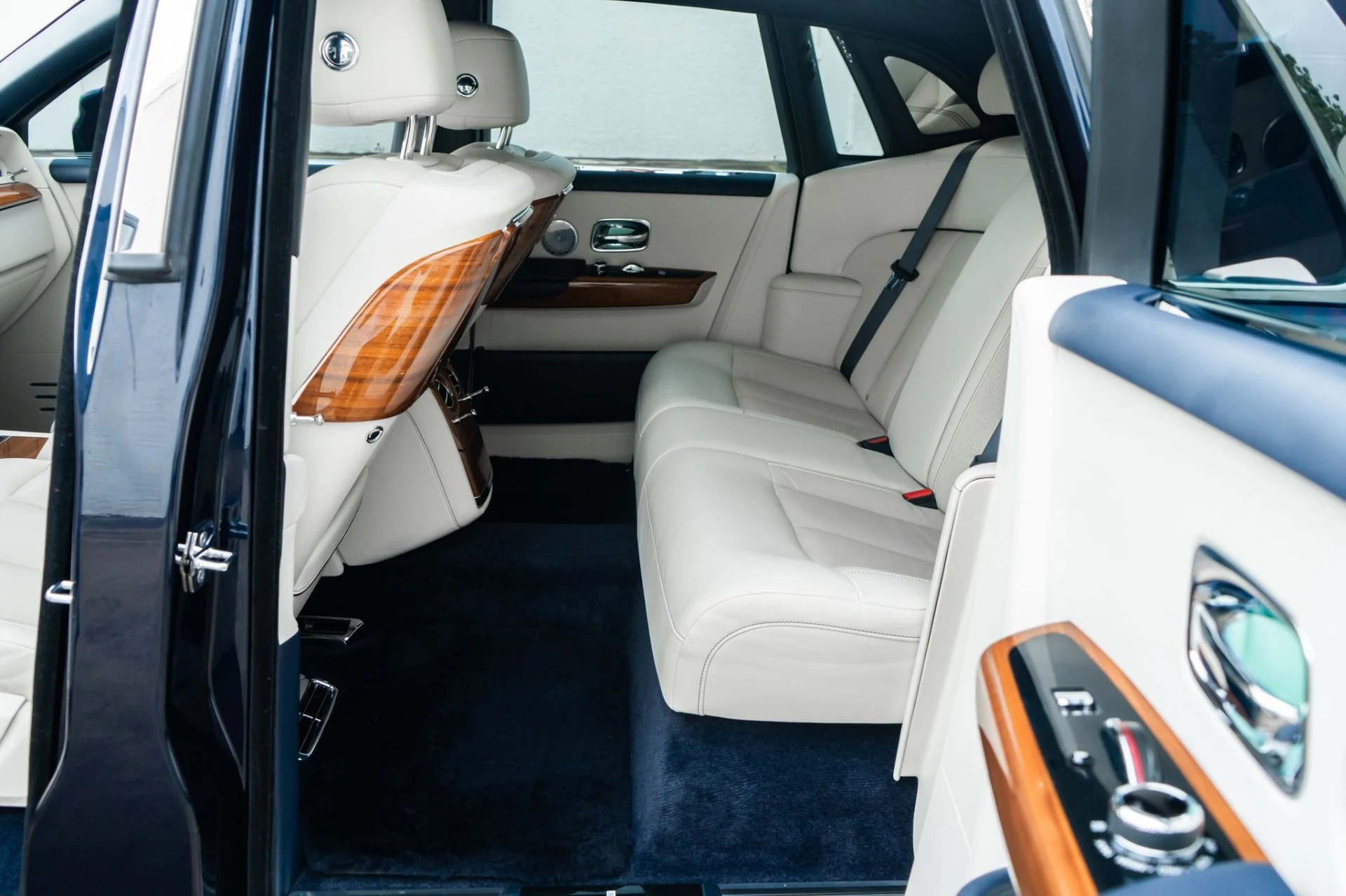 mph027_1508212083_Used_2022_Rolls_Royce_Phantom_1778012232_feedaf0036