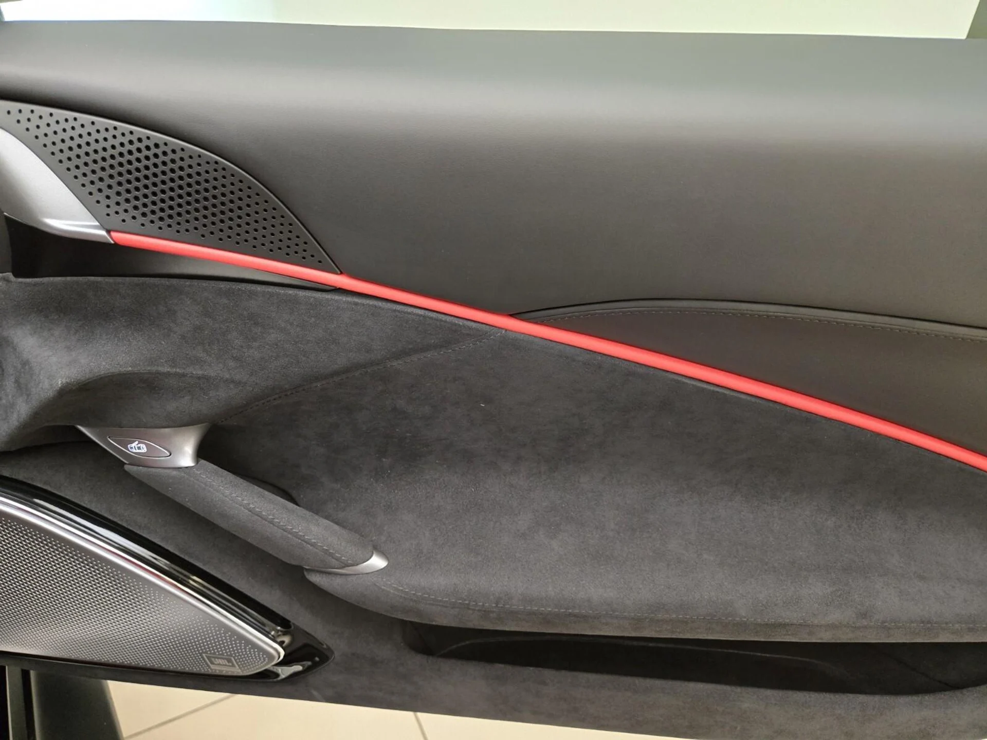 mph027_1540844215_Used_2024_Ferrari_Roma_1758782892_77838aed6b