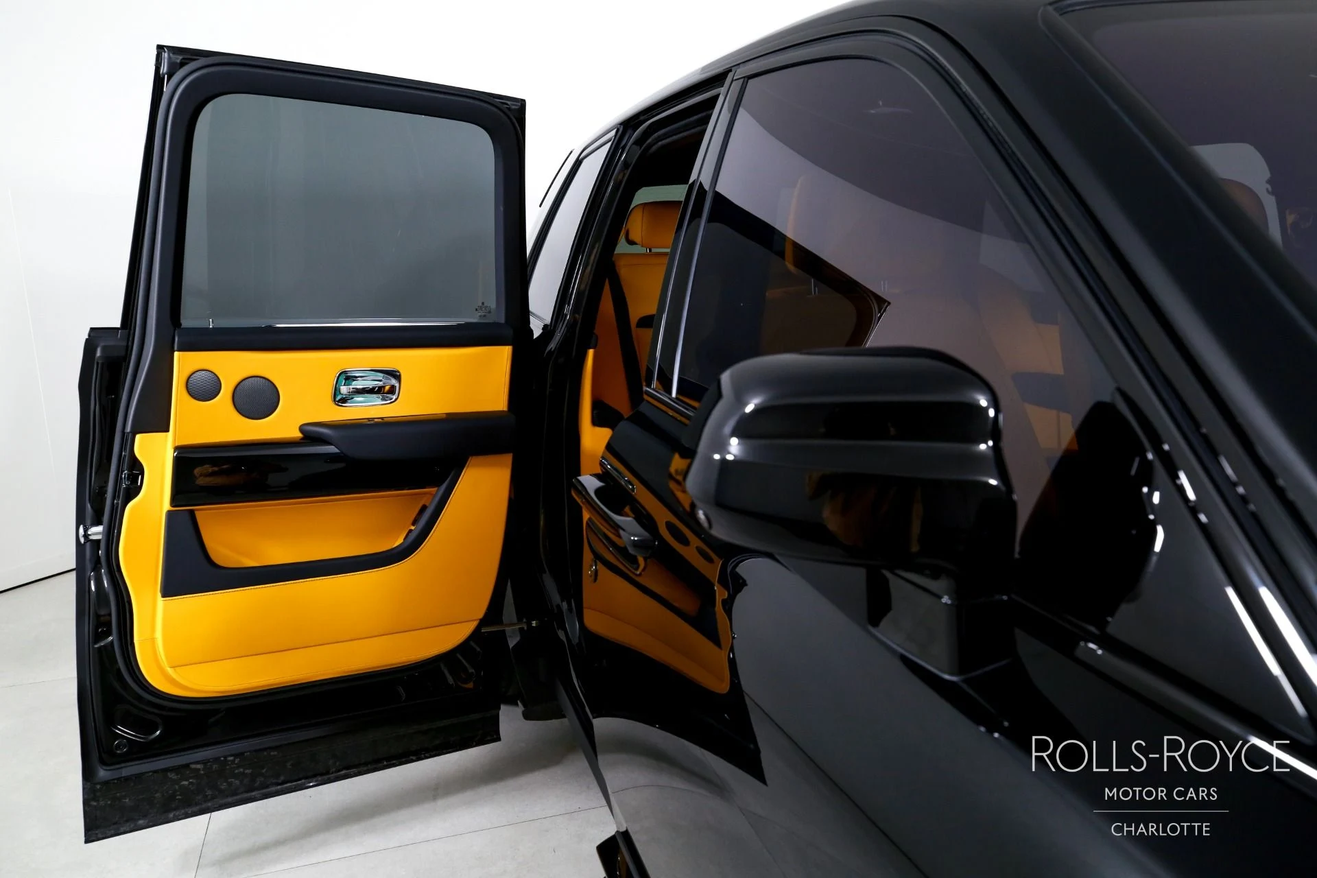 mph027_1552347520_Used_2024_Rolls_Royce_Cullinan_1764777967_cf4f514ae3