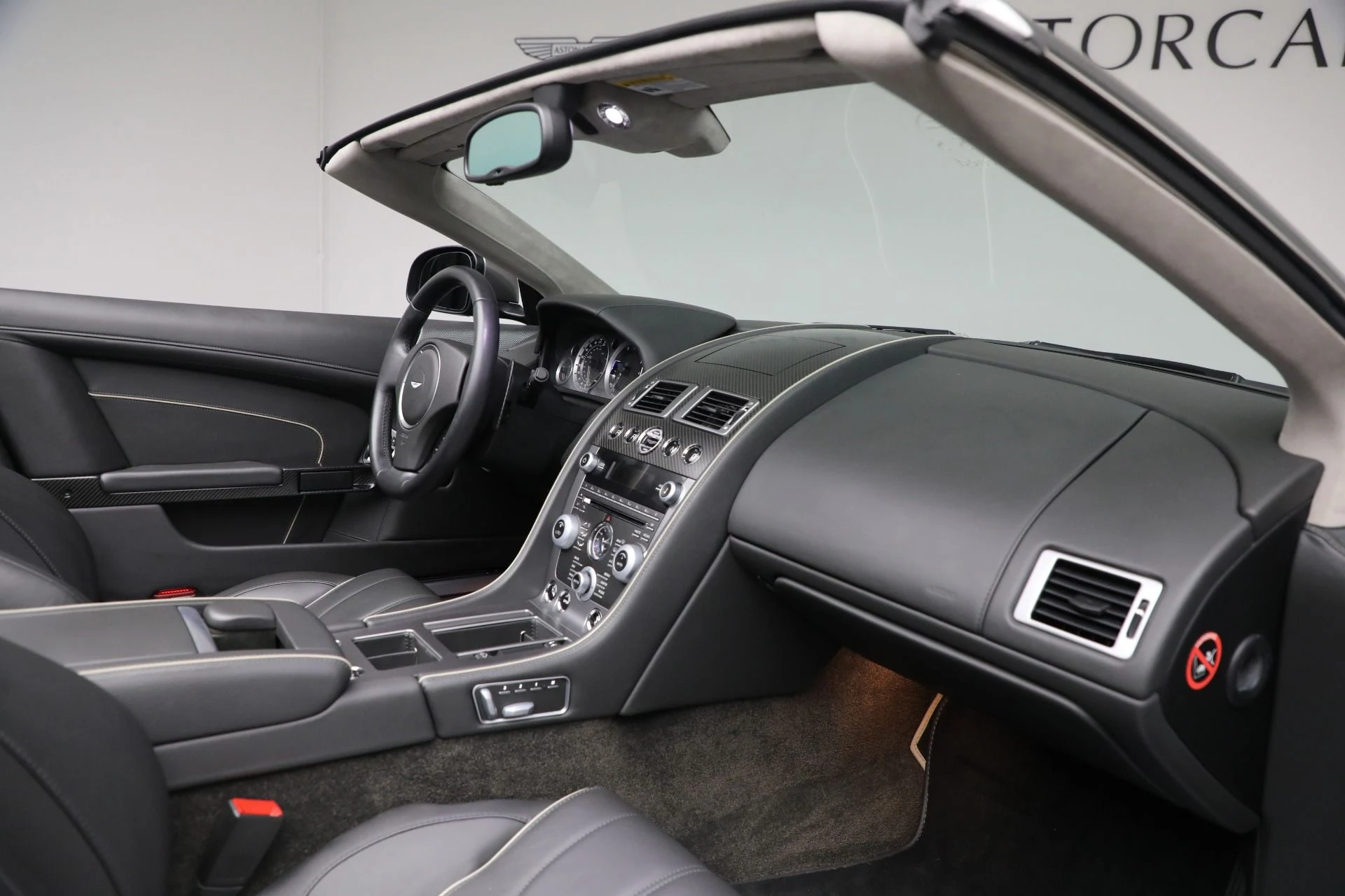 mph027_1569653629_Used_2015_Aston_Martin_DB_9_Volante_ea798752af