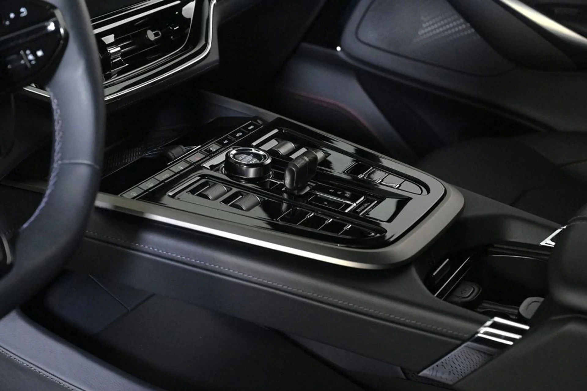 mph027_1580533969_used_2025_aston_martin_dbx_707_11350_22917533_27_1024_f2605a2916