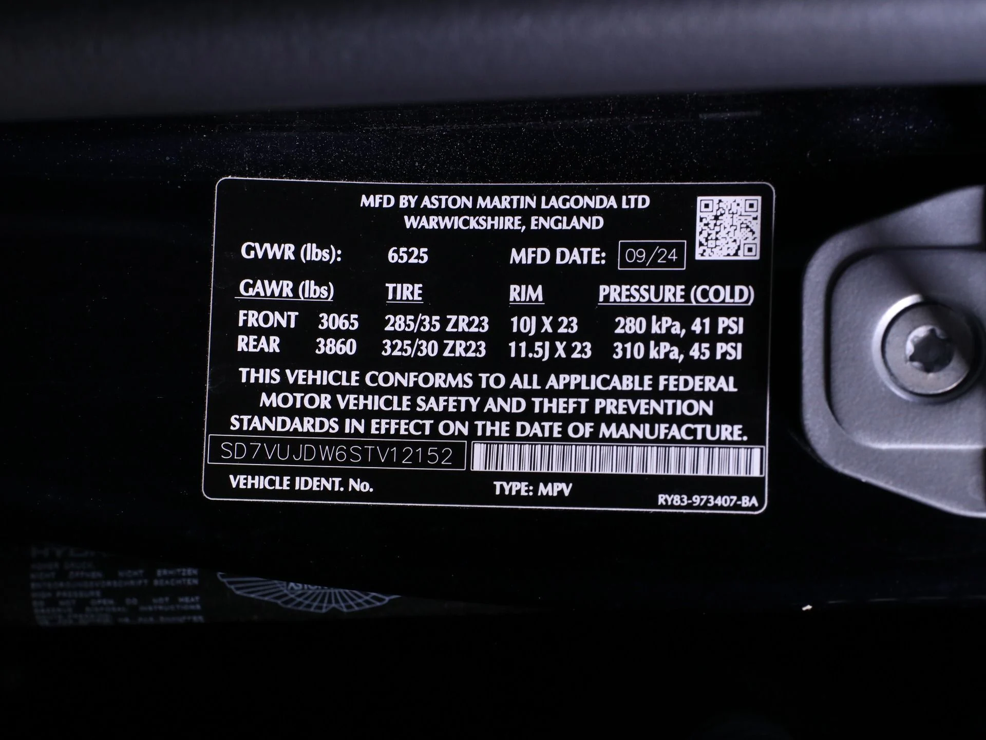 mph027_160784130_New_2025_Aston_Martin_DBX_707_1758482586_aaefc7fd5b