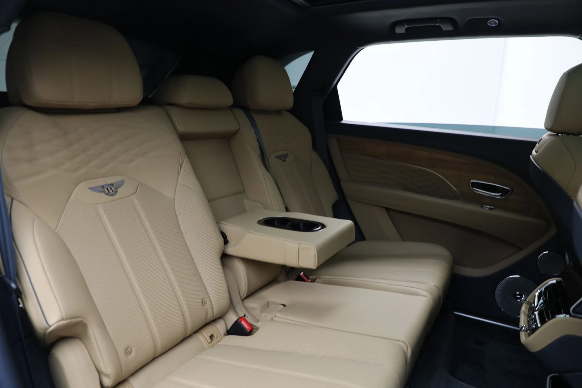 mph027_1613414528_Used_2025_Bentley_Bentayga_EWB_Azure_V8_1761149481_dc958e9f27