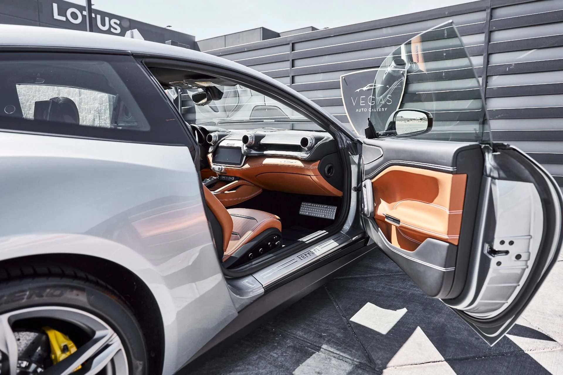 mph027_1624277055_Used_2018_Ferrari_GTC_4_Lusso_V12_1775612032_abd3afaf71