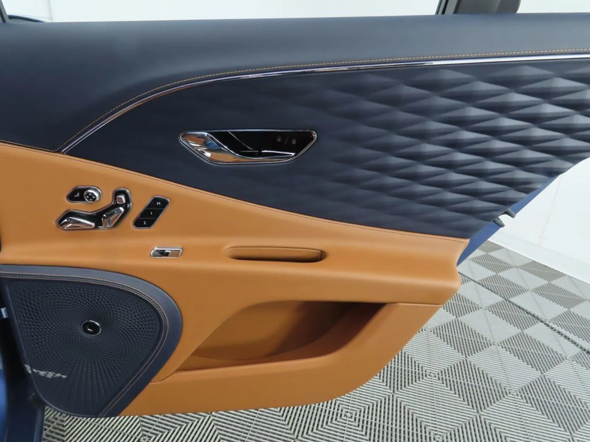 mph027_1643665303_used_2021_bentley_flying_spur_v8sedan_8119_22952402_28_1024_7ccf6cbe14