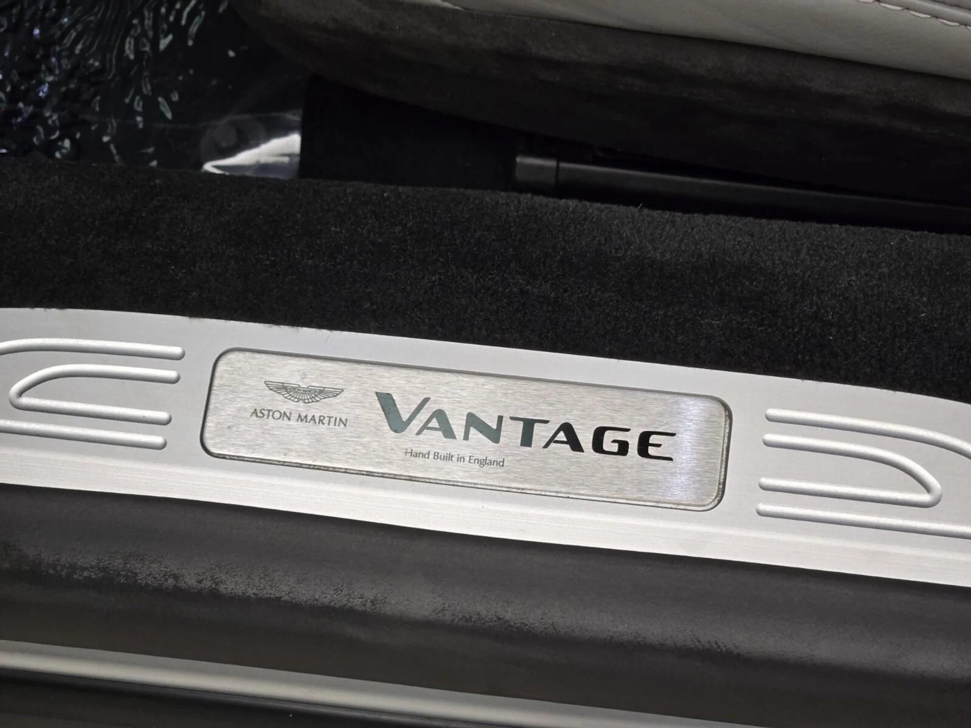 mph027_1655667448_Used_2019_Aston_Martin_Vantage_1756191185_df5b897525