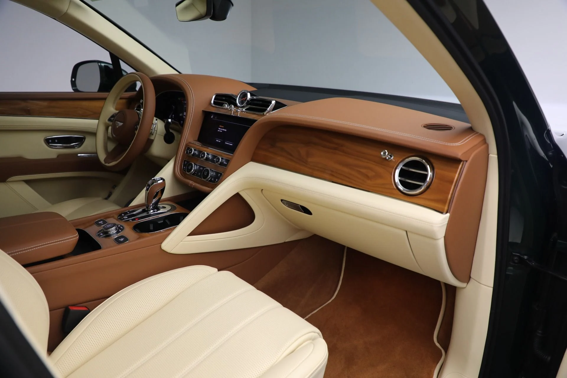 mph027_1656553418_Used_2023_Bentley_Bentayga_V8_398a0d9998