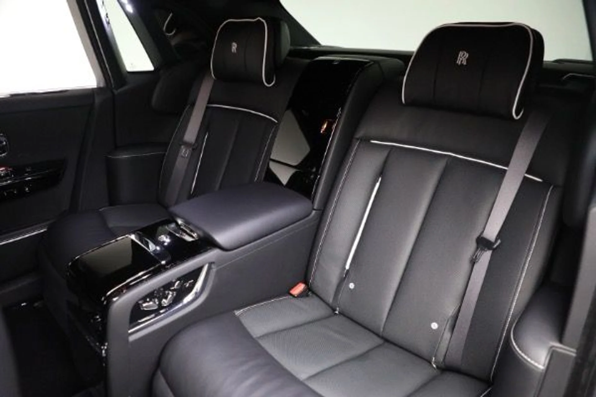 mph027_1660423049_Used_2023_Rolls_Royce_Phantom_63fd44990e