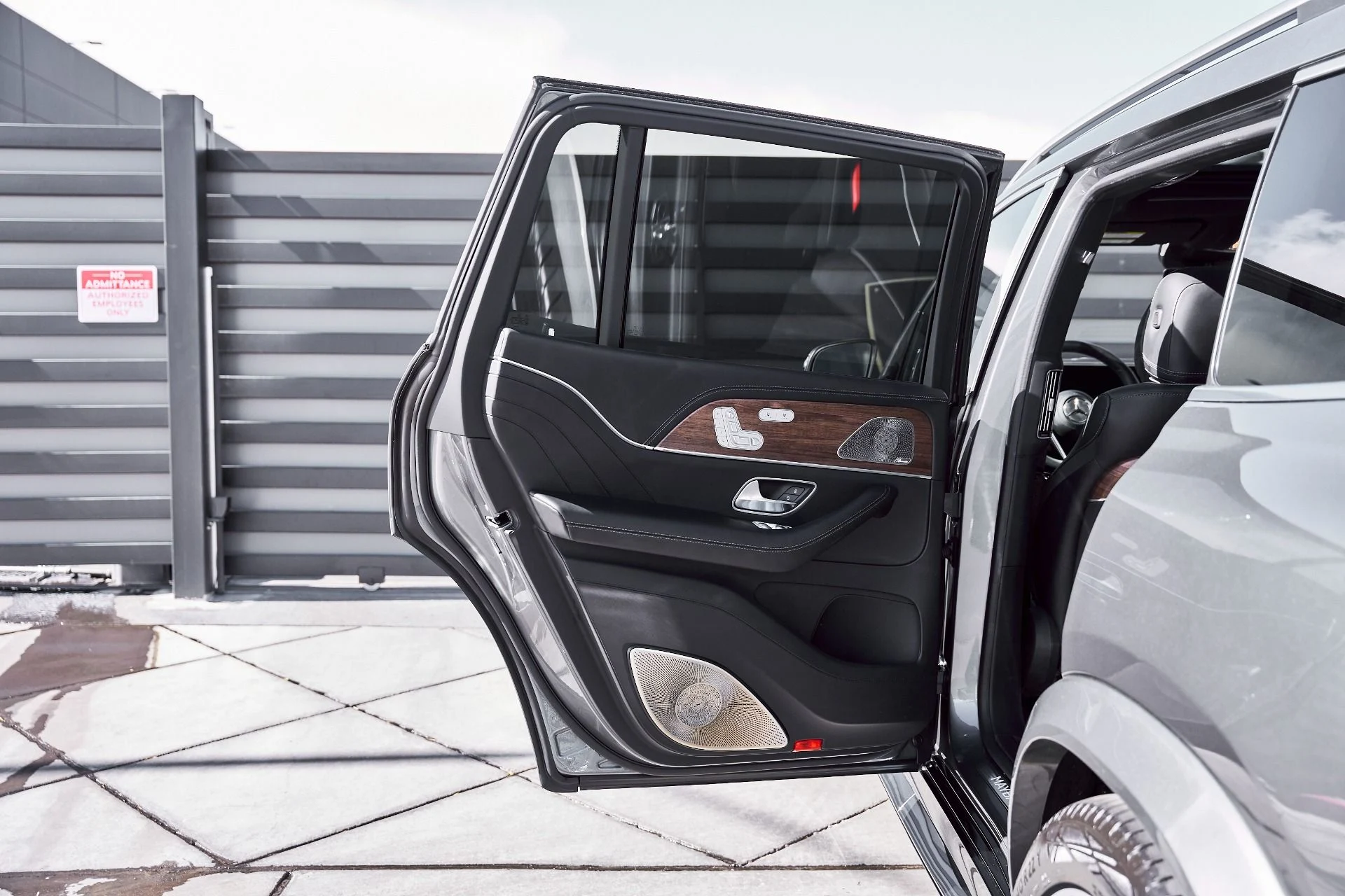 mph027_1703475798_Used_2025_Mercedes_Benz_GLS_Maybach_GLS_600_1771467902_a001b07d9e