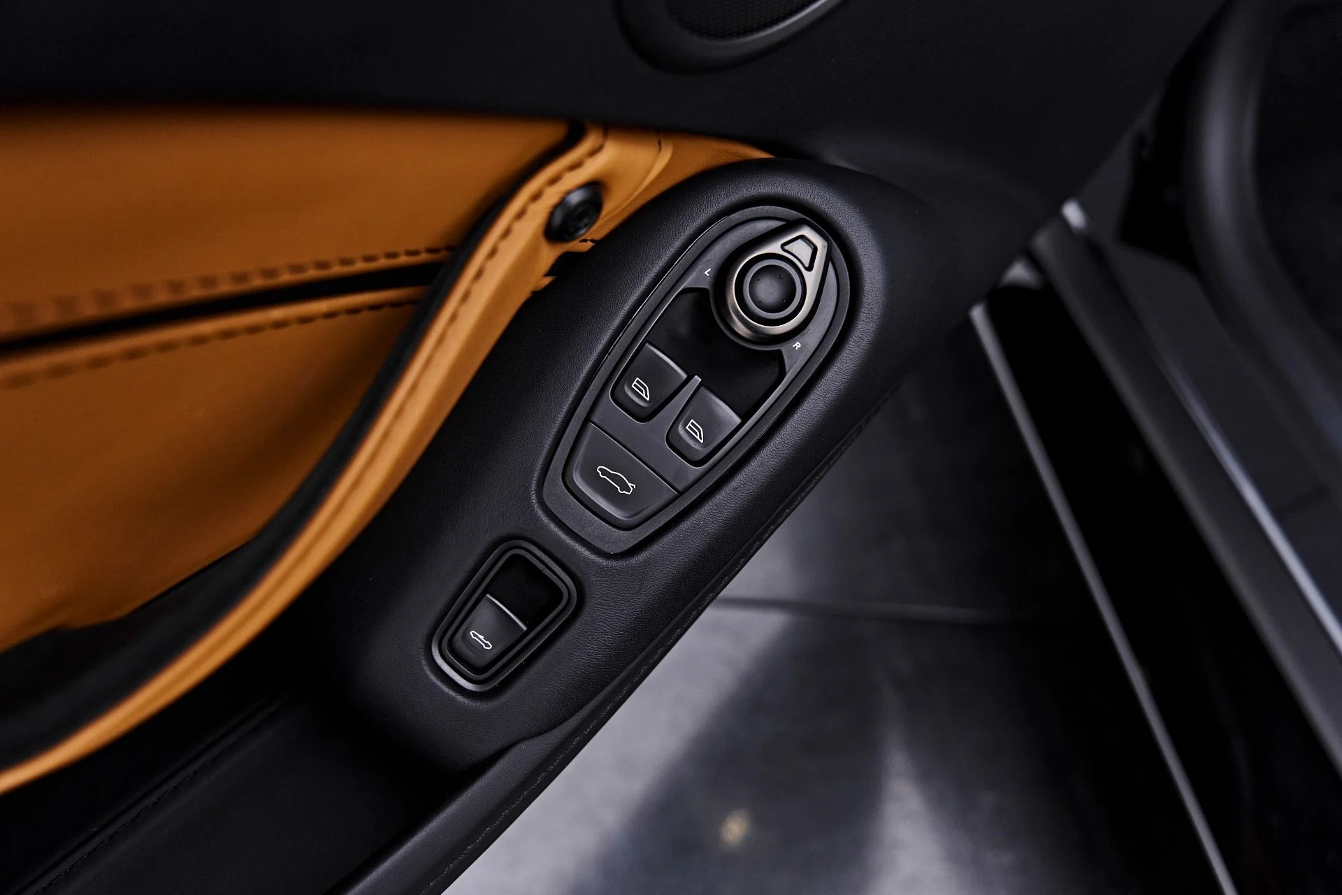 mph027_1728234409_Used_2022_Aston_Martin_Vantage_Base_1786226063_785e1f2114