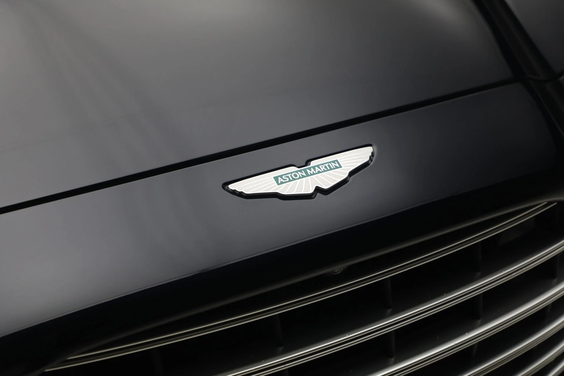 mph027_1729237107_Used_2025_Aston_Martin_DBX_707_1782252692_61ac02022b