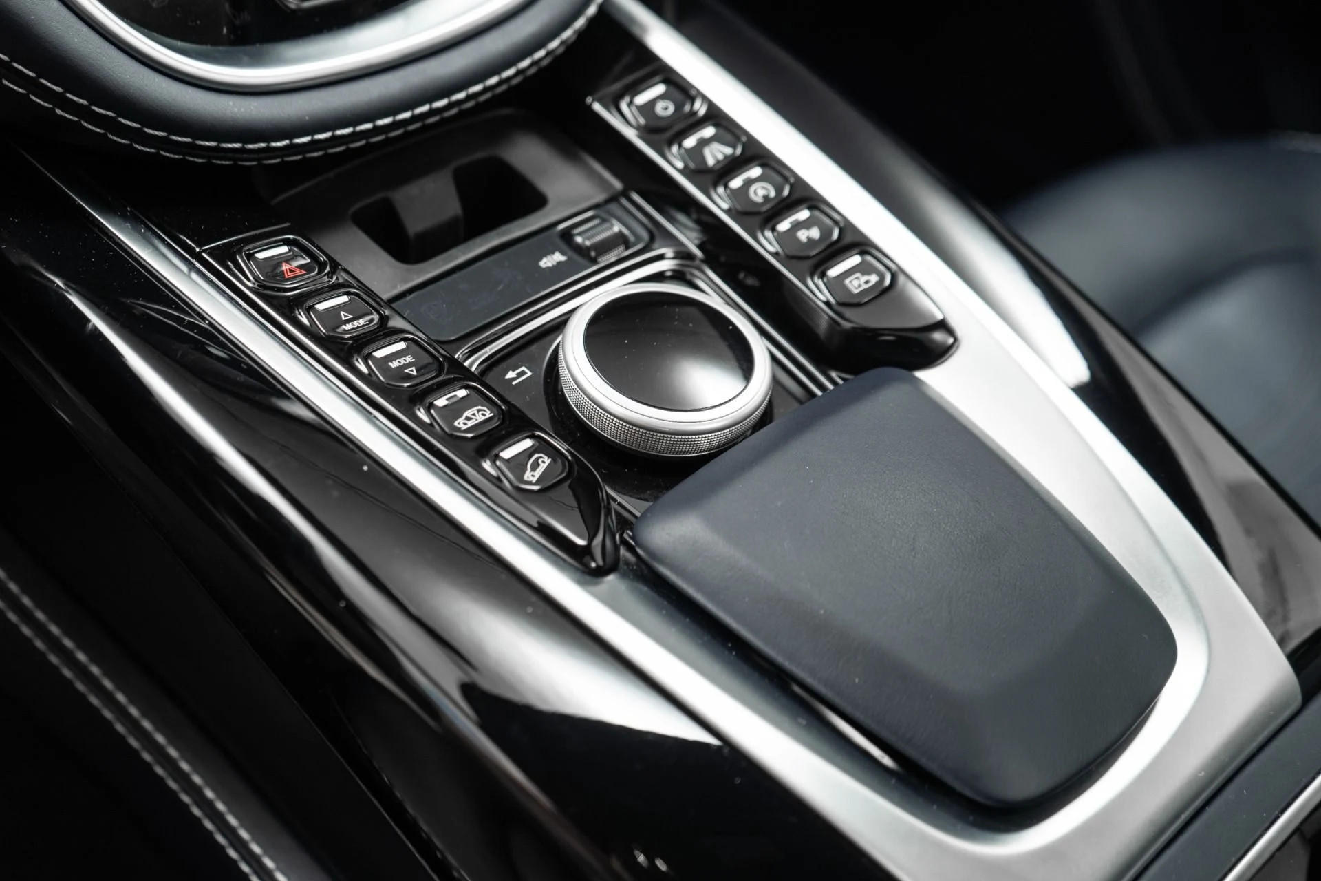 mph027_1752738656_Used_2022_Aston_Martin_DBX_Inspire_Interior_Panoramic_Glass_Roof_1768577426_a431907c5b