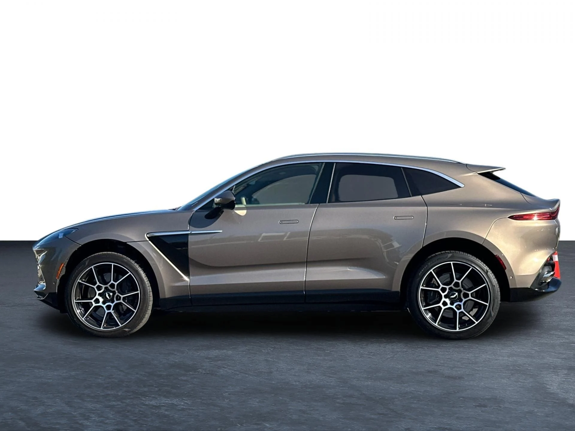 mph027_1761264373_Used_2021_Aston_Martin_DBX_1758724436_eb29aaba9e