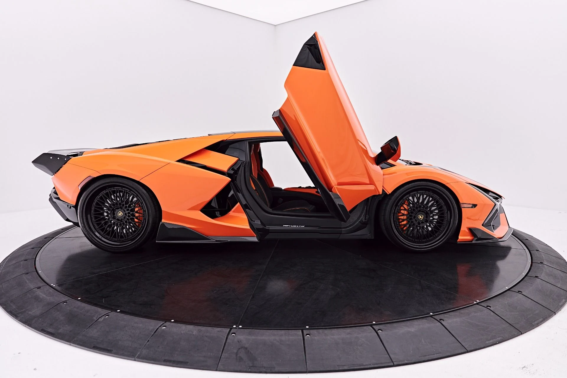 mph027_1793689765_Used_2025_Lamborghini_Revuelto_Base_1786151780_6c8653a2d4