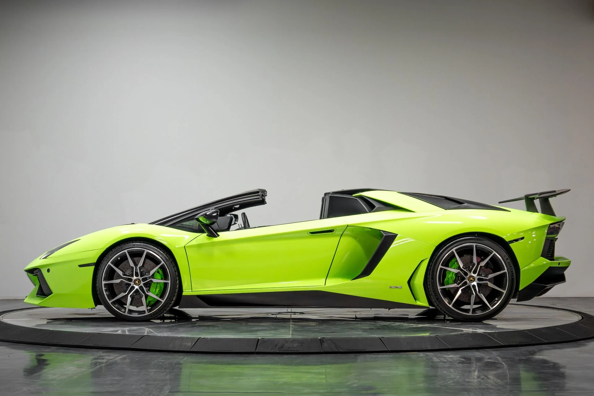 mph027_1812921682_Used_2015_Lamborghini_Aventador_1764723845_641a27f7f3