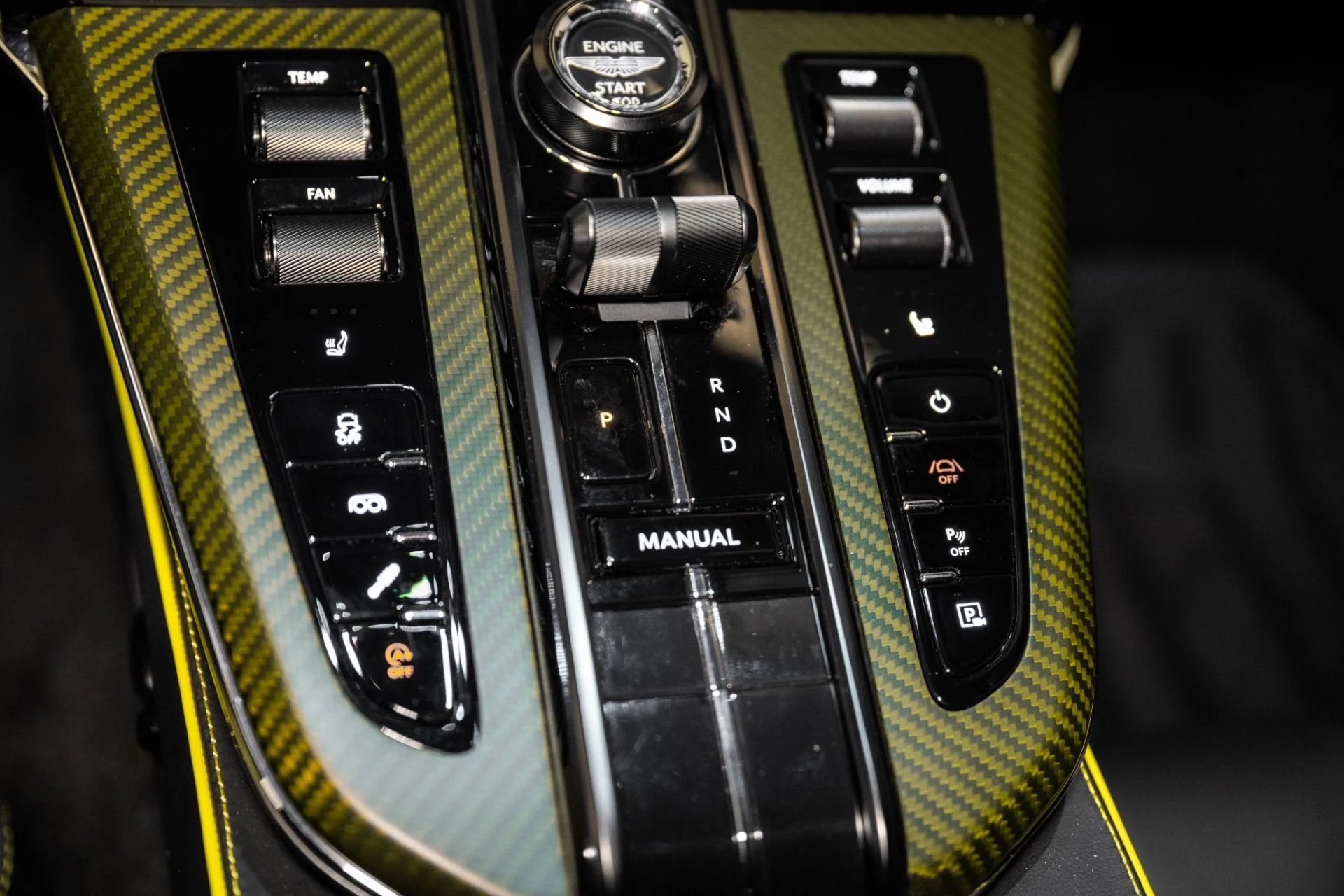 mph027_1829556654_Used_2025_Aston_Martin_Vantage_Coupe_1734713589_333c006102