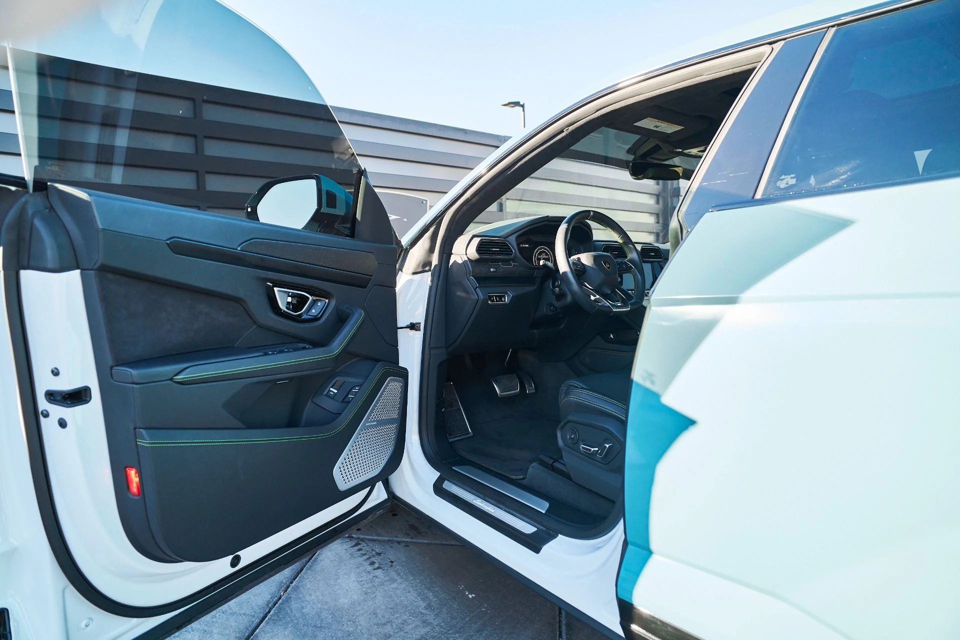 mph027_1884924289_Used_2021_Lamborghini_Urus_1765854477_594ac18ac3