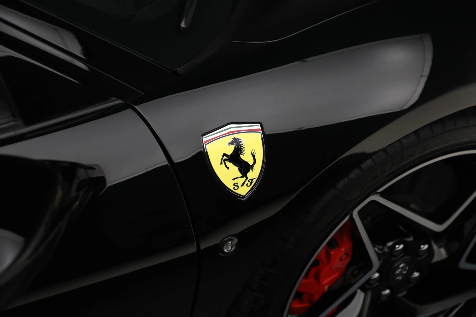 mph027_1887944316_Used_2020_Ferrari_F8_Tributo_1762209195_1c5c6b4d9d