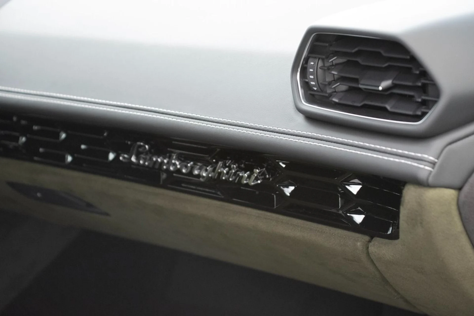 mph027_190661839_Used_2023_Lamborghini_Huracan_Sterrato_1769868848_31f50bc78d