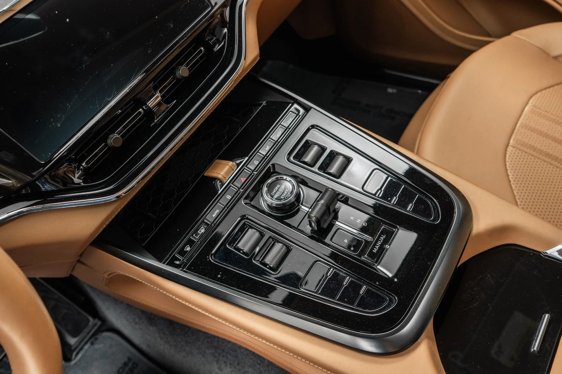 mph027_1912838292_Used_2025_Aston_Martin_DBX_707_1780350121_96c9a04ef2