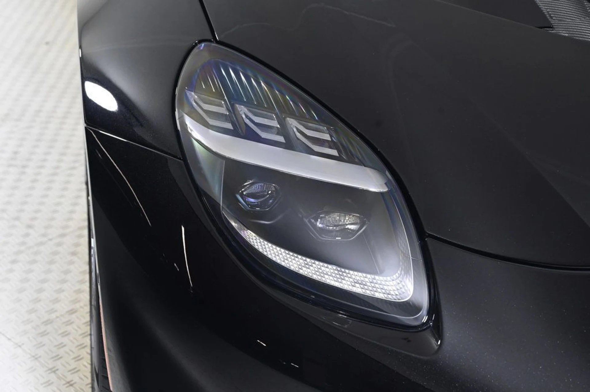 mph027_1921182055_used_2025_aston_martin_vanquish_v12_11350_22957360_27_1024_860603bf07