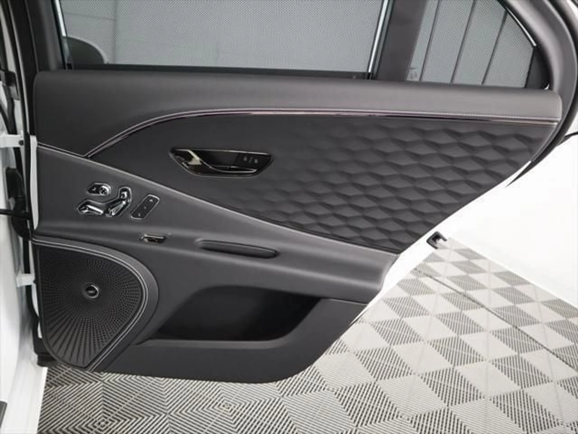 mph027_1927097780_new_2025_bentley_flying_spur_speedsedan_8119_22748224_28_640_36965c64e5