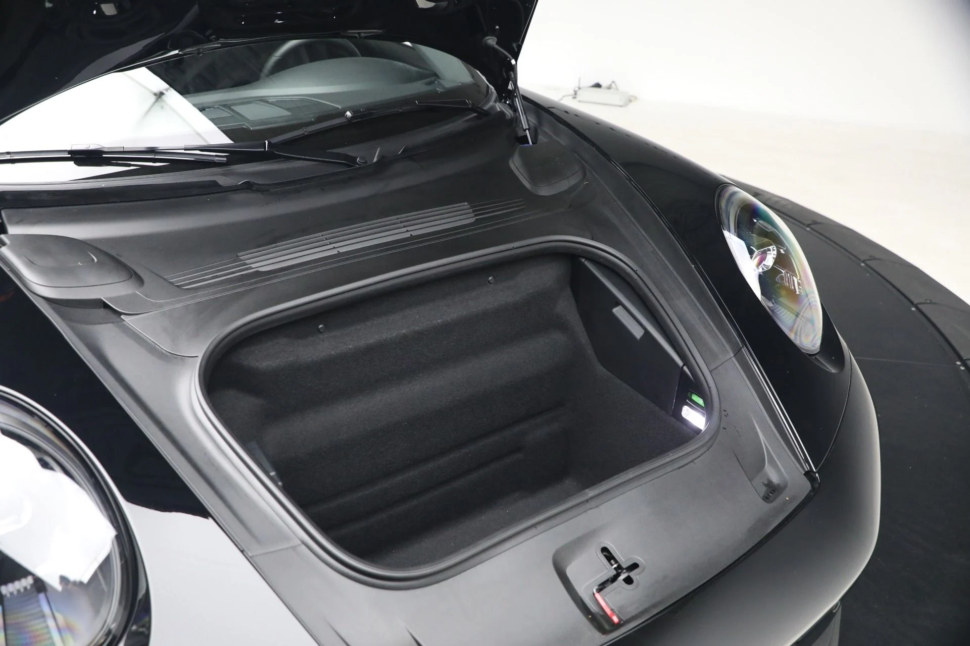 mph027_1944341293_Used_2025_Porsche_911_Carrera_1776712574_e8a6d0aafb