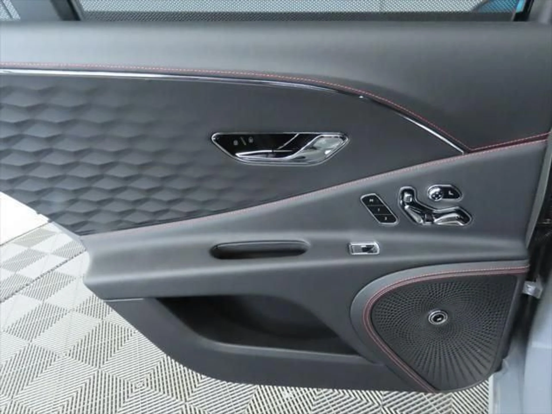 mph027_1954590639_used_2025_bentley_flying_spur_speedsedan_8119_23010075_28_640_197a957352