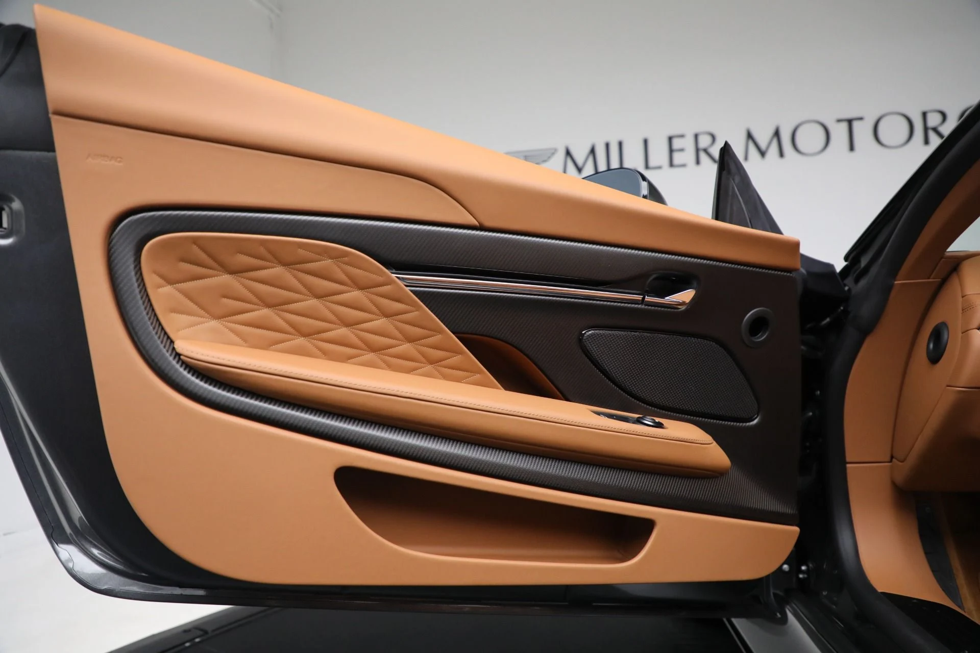 mph027_1955014316_New_2025_Aston_Martin_DB_12_Volante_9f40b7b80e