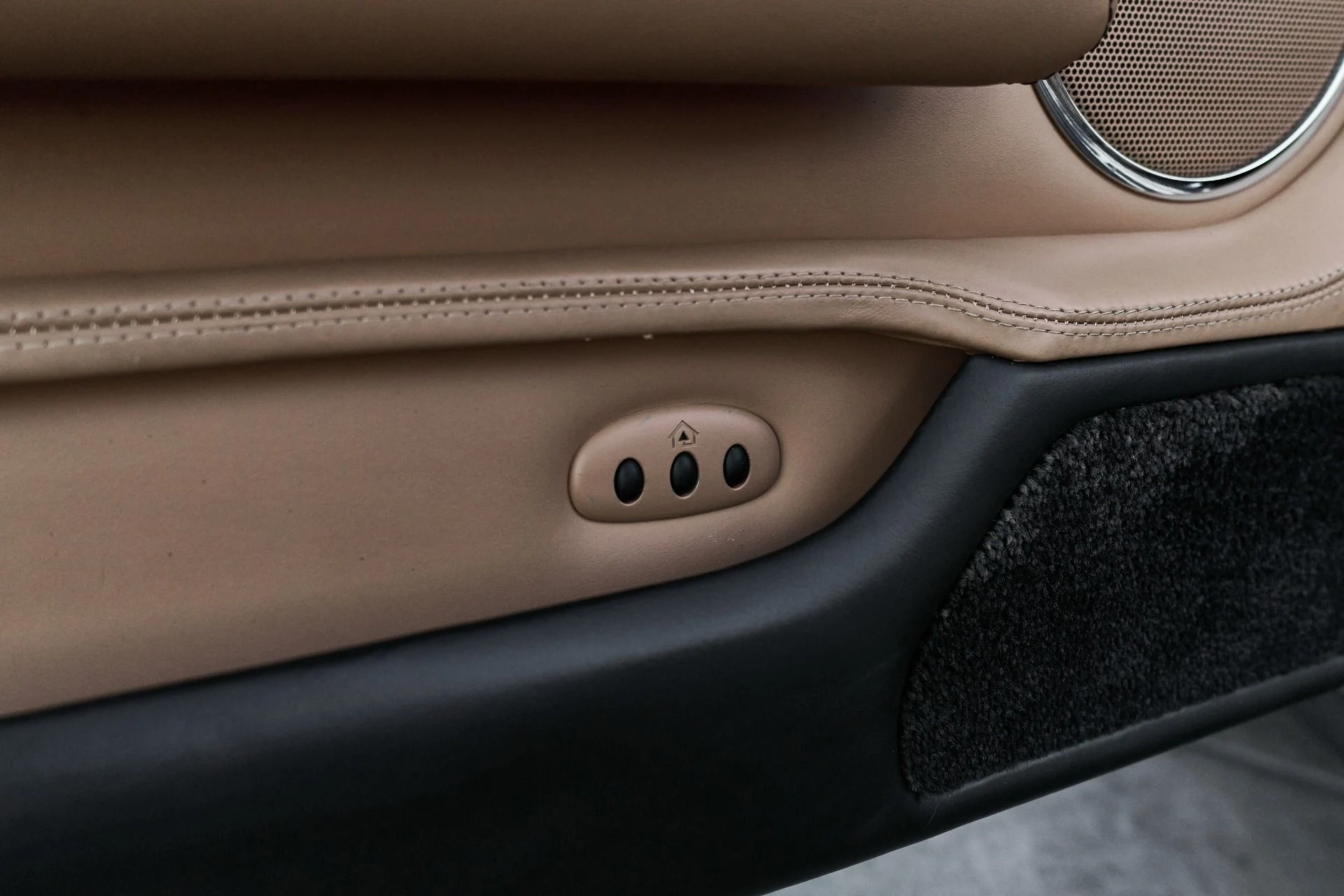 mph027_1963373305_Used_2009_Bentley_Azure_Base_1765906154_dfae6257ec