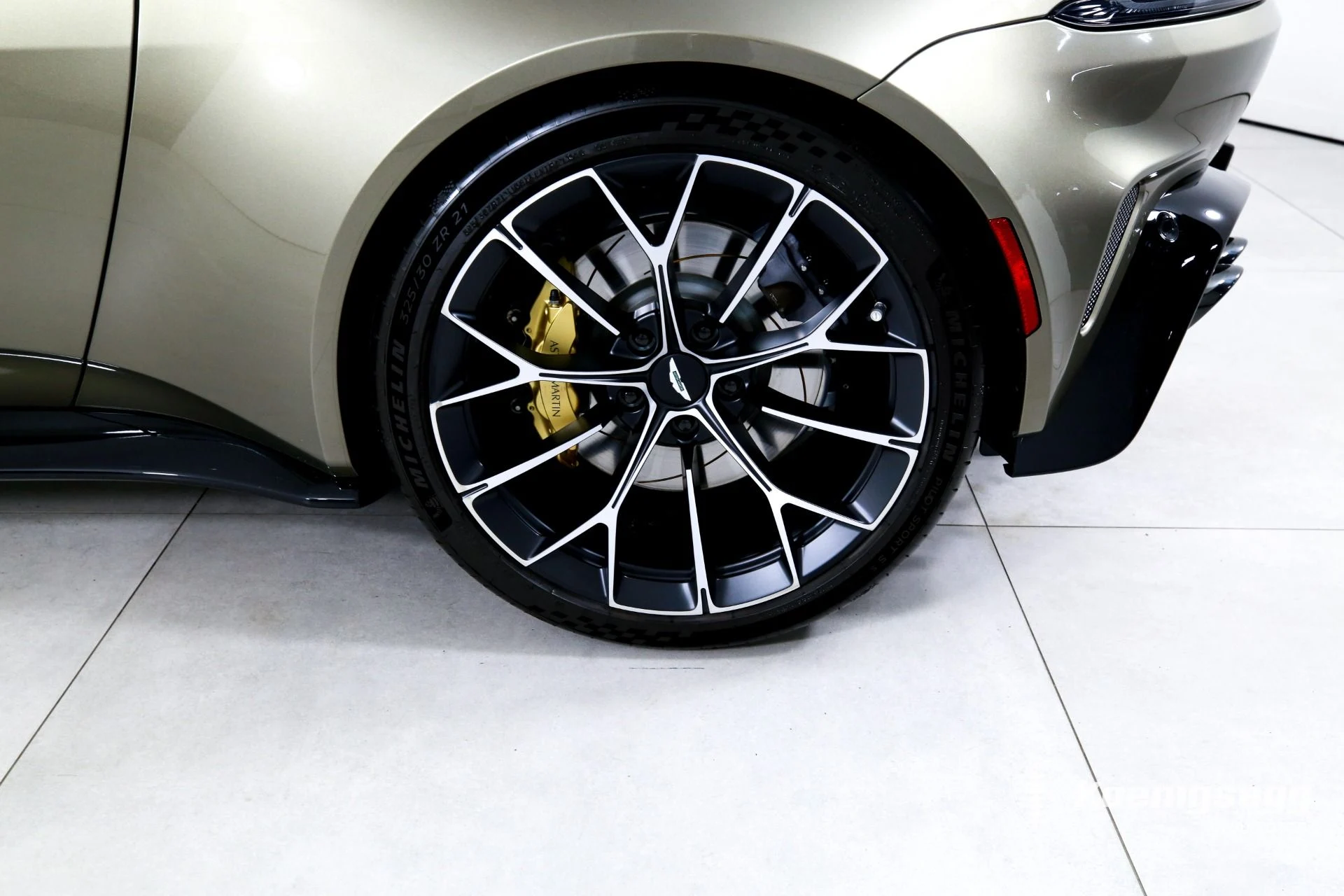 mph027_1964361896_Used_2026_Aston_Martin_Vantage_S_Roadster_1782838317_148a5f47ad