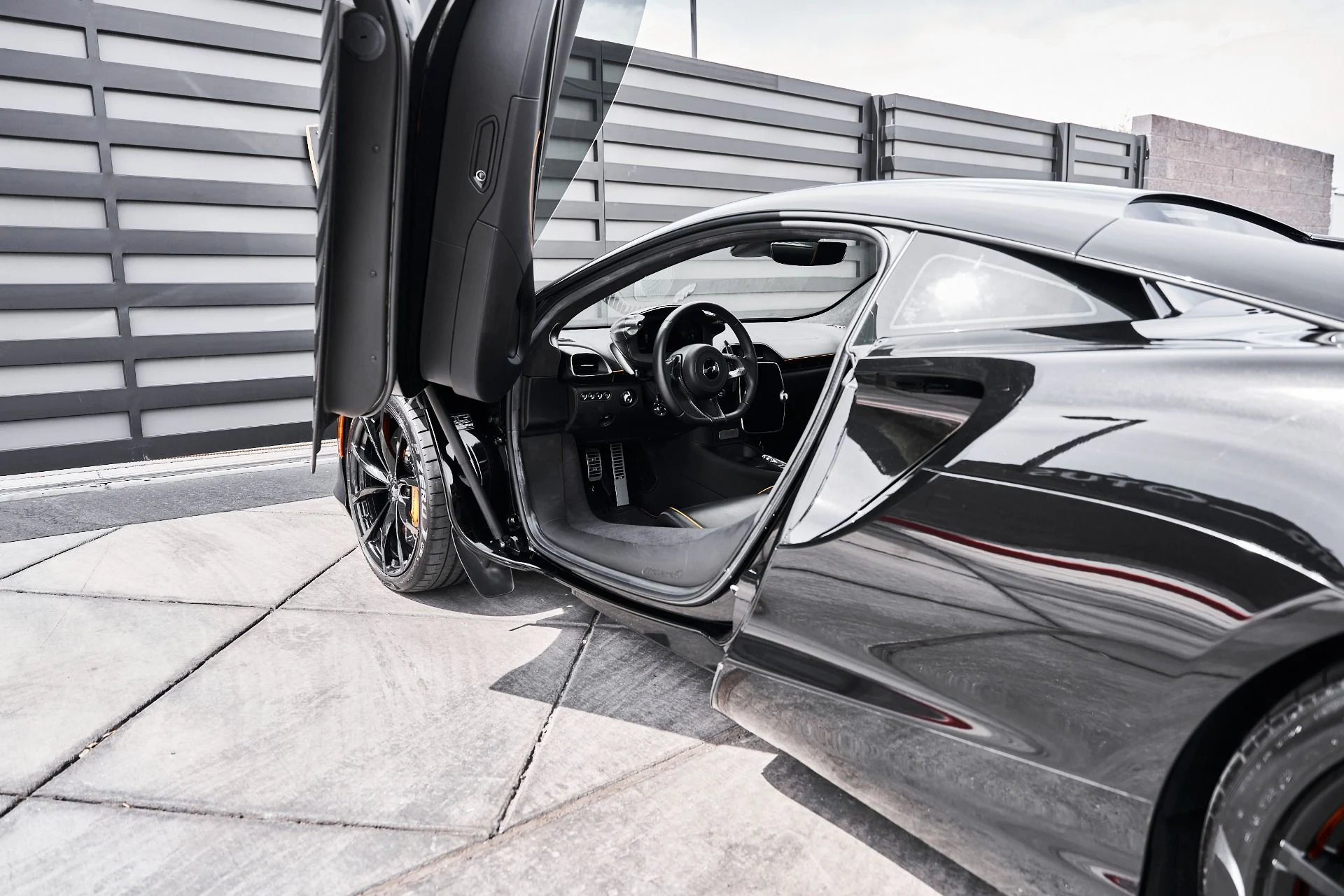 mph027_1964667212_Used_2024_Mc_Laren_Artura_1775583342_2b6053e989