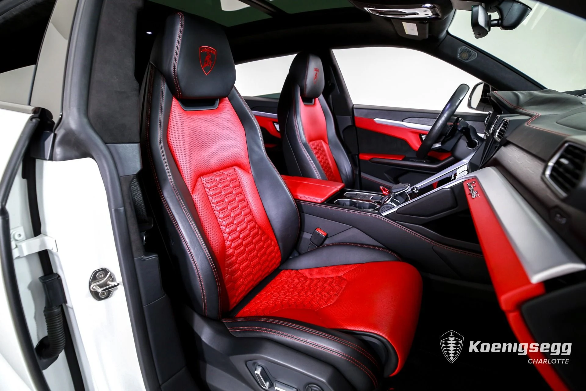 mph027_1976358584_Used_2019_Lamborghini_Urus_1760976119_e0211a75ec