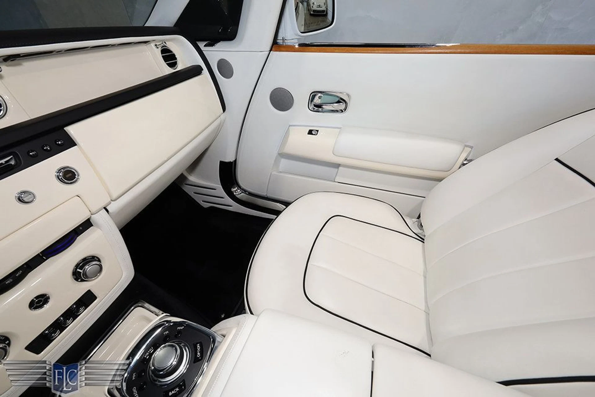 mph027_1982024630_used_2017_rolls_royce_phantom_drophead_covertiblefinaledition_9689_22834890_28_1024_8d9a9ed23d