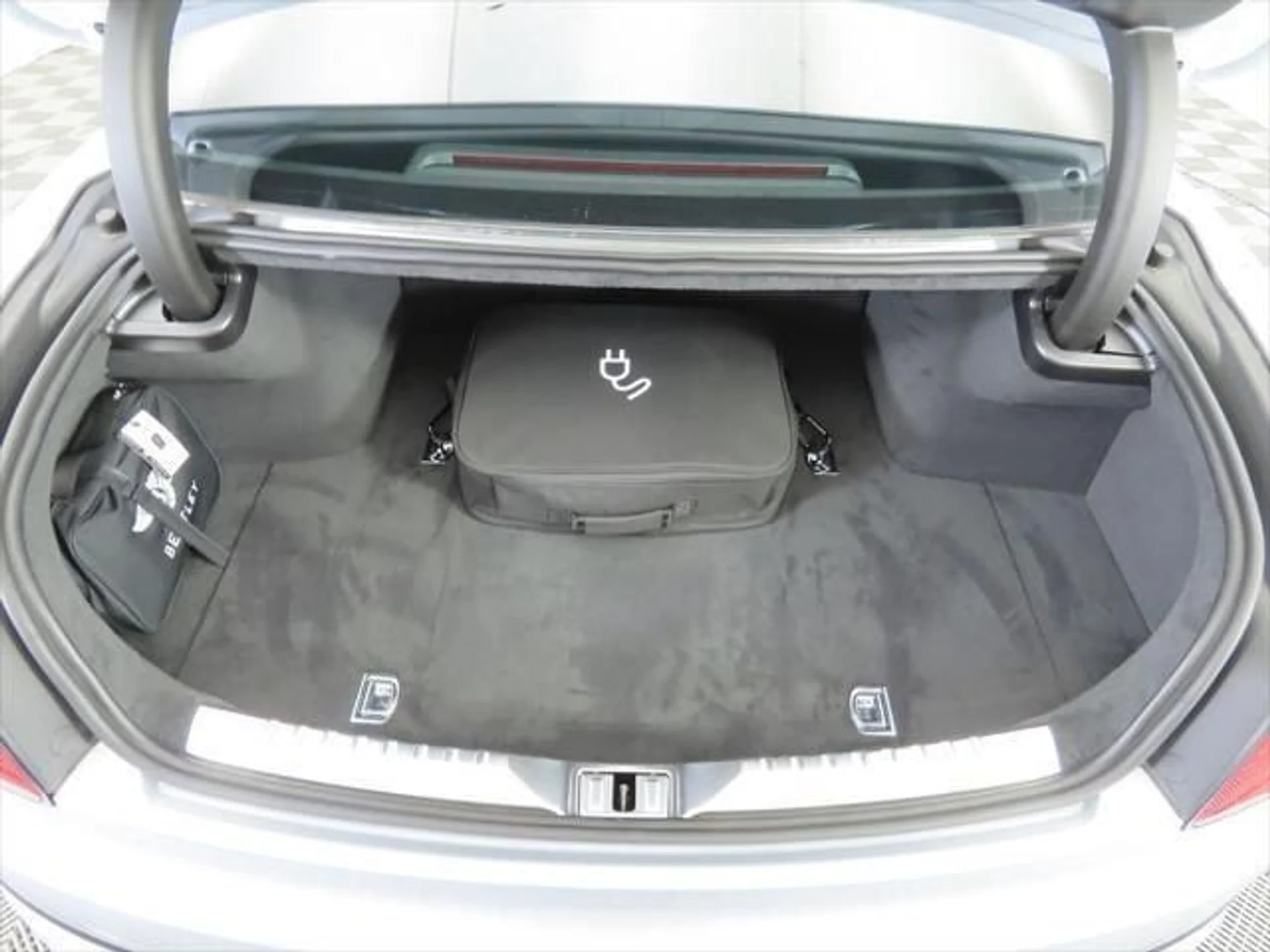 mph027_1990787858_used_2025_bentley_flying_spur_blackeditionsedan_8119_23021249_28_640_629c5e63f9