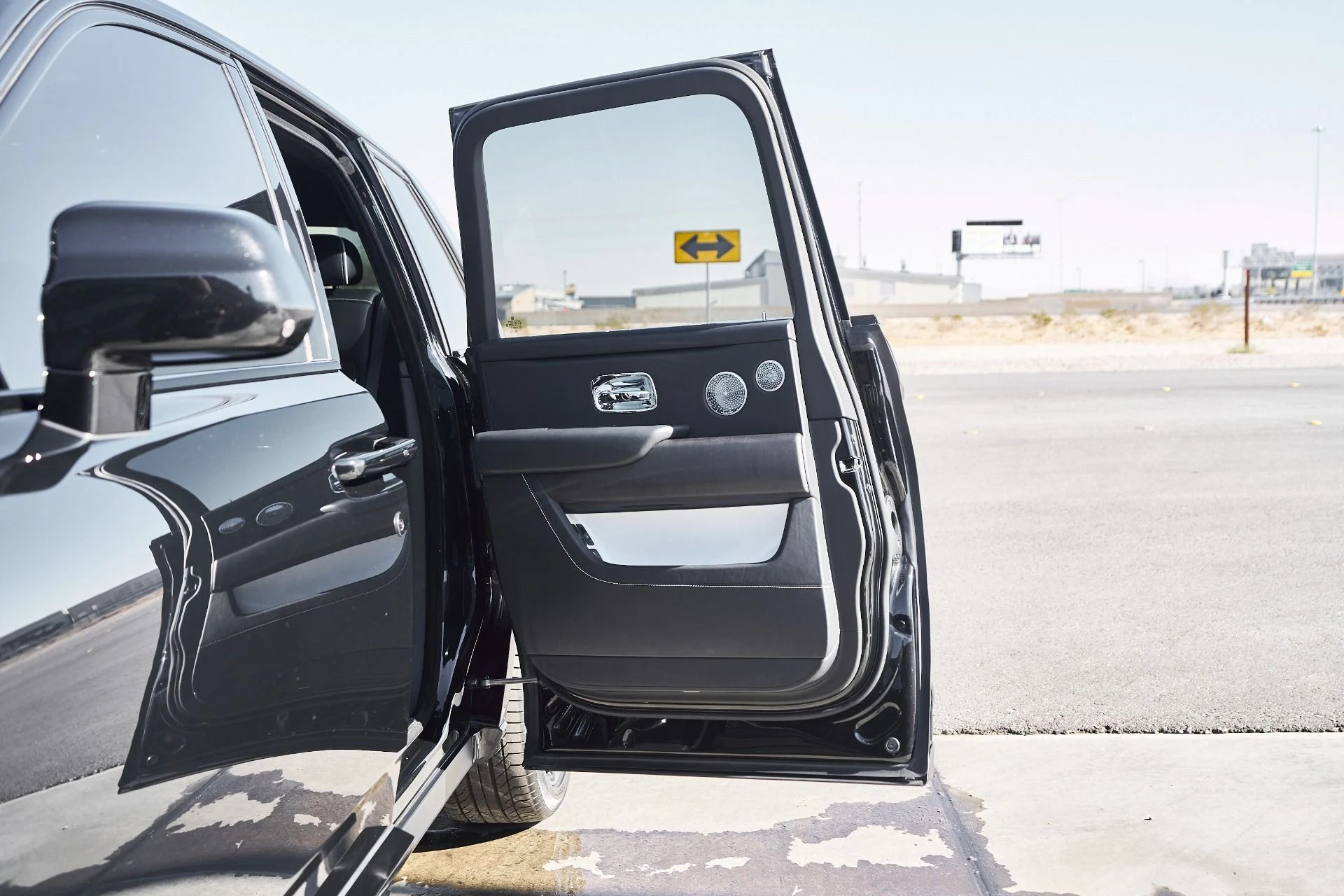 mph027_1992844083_Used_2019_Rolls_Royce_Cullinan_Base_1764382678_cf4103916f